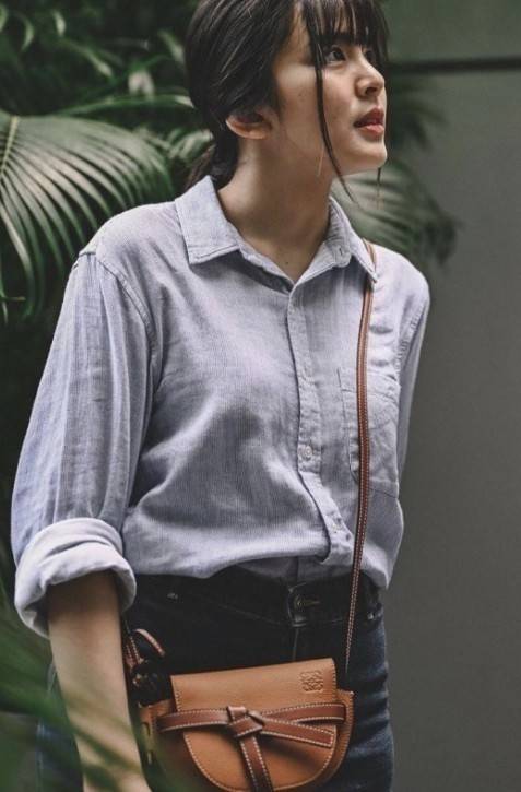 LOEWE Small Leather Gate Crossbody Bag VIP GIFT WITH PURCHASE (GWP) กระเป๋าถือหรือสะพาย Limited จาก LOEWE DUTYFREE COUNTER วัสดุ Canvas & Leather Calfskin หนังแท้ รูปทรงทันสมัย น้ำหนักเบามากค่ะ มาพร้อมสายสะพายยาวสามารถปรับระดับได้ เป็นอีกหนึ่งรุ่นฮิตกันมา