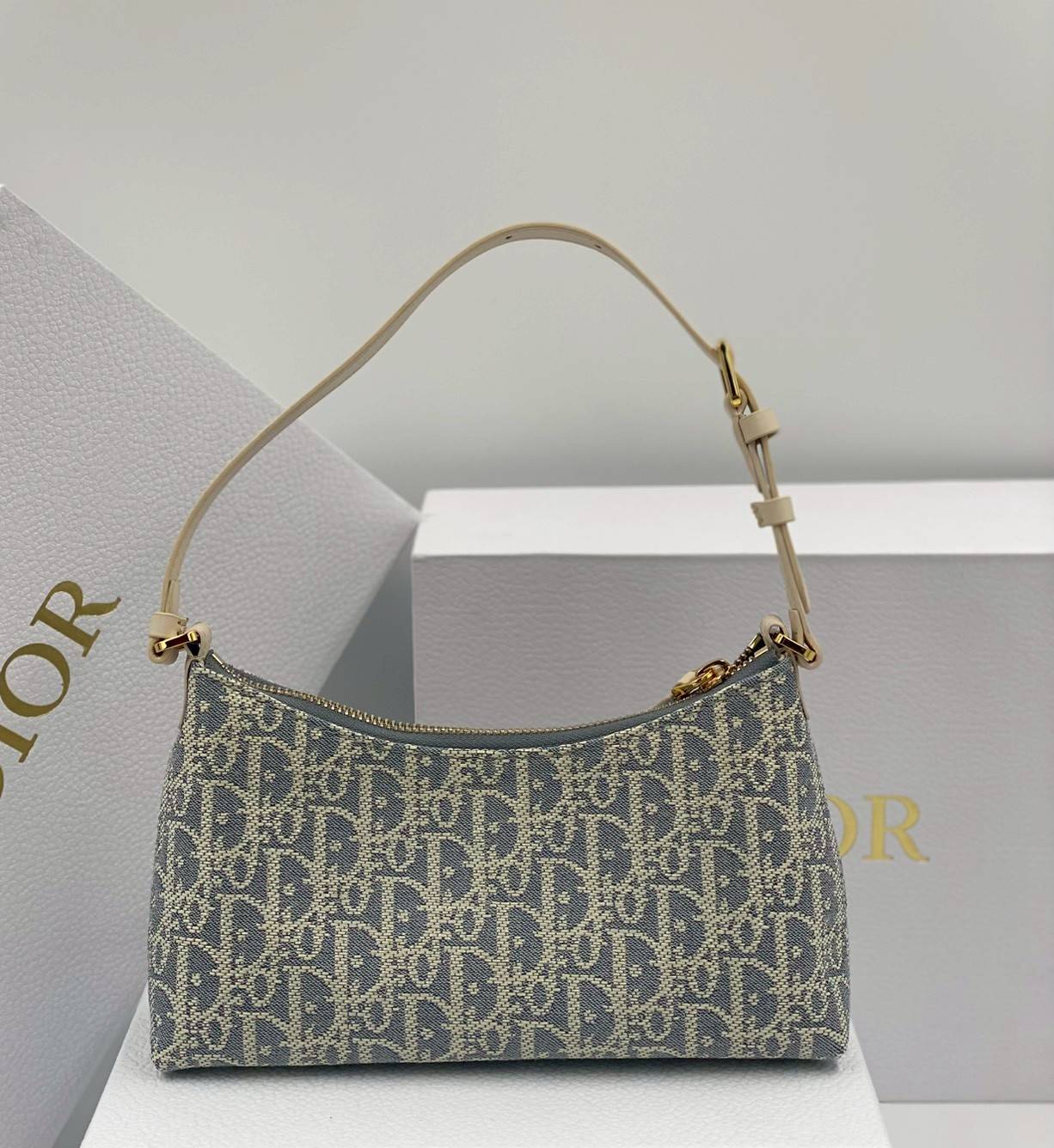 ORI หนังแท้ | DIOR Mini 30 Montaigne Cigale bag / DIOR Mini Miss Caro Cigale bag กระเป๋าสะพายไหล่ทรงโฮโบ ขนาดมินิเสริมไลน์ 30 Montaigne ด้วยรูปทรงทันสมัยและประณีตบรรจง