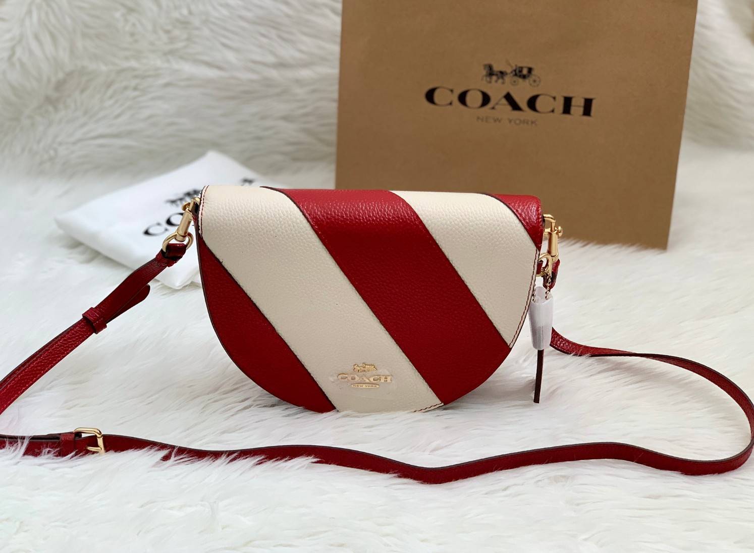 พร้อมส่งที่ไทยครบทั้ง6สีค่ะ 😘 Coach Ellen Crossbody In Signature ((C1432)) กระเป๋าทรงฮาฟมูนรูปทรงคลาสสิก ออกแบบให้มีลักษณะโค้งมน ไม่ดูเป็นทรงแข็งจนเกินไป ดีไซน์และสีของกระเป๋ายังเรียบง่าย เข้าได้กับทุกชุด สะพายครอสบอดี้ร์//สะพายข้าง หรือถือแบบคลัท