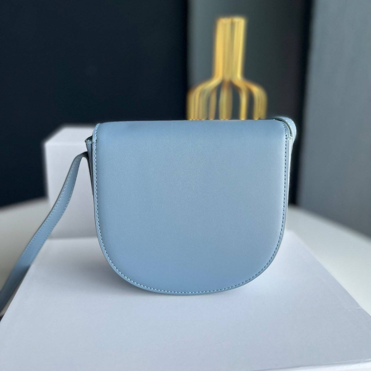 หนังแท้ CELINE BESACE cuir triomphe in Smooth calfskin / CELINE TRIOMPHE CLOSSBODY BAG หนังแท้ทั้งใบสวยหรู แบบใหม่ล่าสุด โลโก้หนังสมูทคลาสิก เหมาะกับสาวๆในวันที่อยากครอสบอดี้ชิลๆ ห้ามพลาดค่ะ!