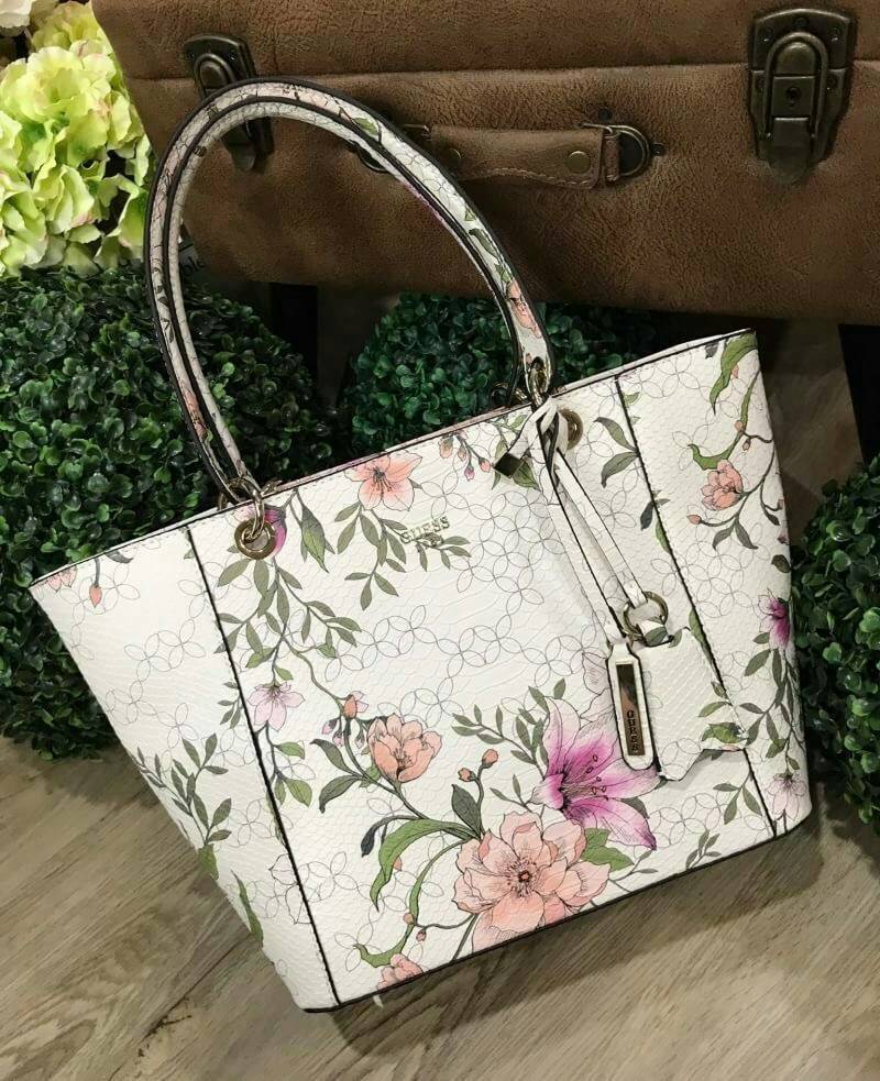 GUESS PRINTED KAMRYN FLOWERS SHOPPER BAG (SIZE L) กระเป๋าสะพายจาก GUESS FACTORY หนังสวยอยู่ทรงปริ้นลายดอกไม้คอลเลคชั่นล่าสุดใบใหญ่กำลังดี ใส่สัมภาระได้จุใจ น้ำหนักเบา ด้านหน้าประดับโลโก้แบรนด์อะไหล่เงินพร้อมพวงกุญแจแบรนด์ห้อยที่หูหิ้วถอดเเยกใช้ได้ หูหิ้วพ