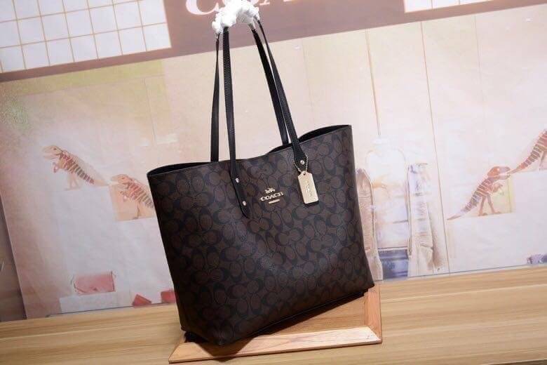 รุ่นยอดนิยม COACH TOWNTOTE IN SIGNATURE CANVAS F76636 กลับใช้ได้ทั้งสองด้าน ใบขนาดใหญ่จุใจ ใส่ของได้เยอะมากกก เป็นรุ่นที่สวยตลอดกาล ควรมีติดตู้ไว้เลยค่าา