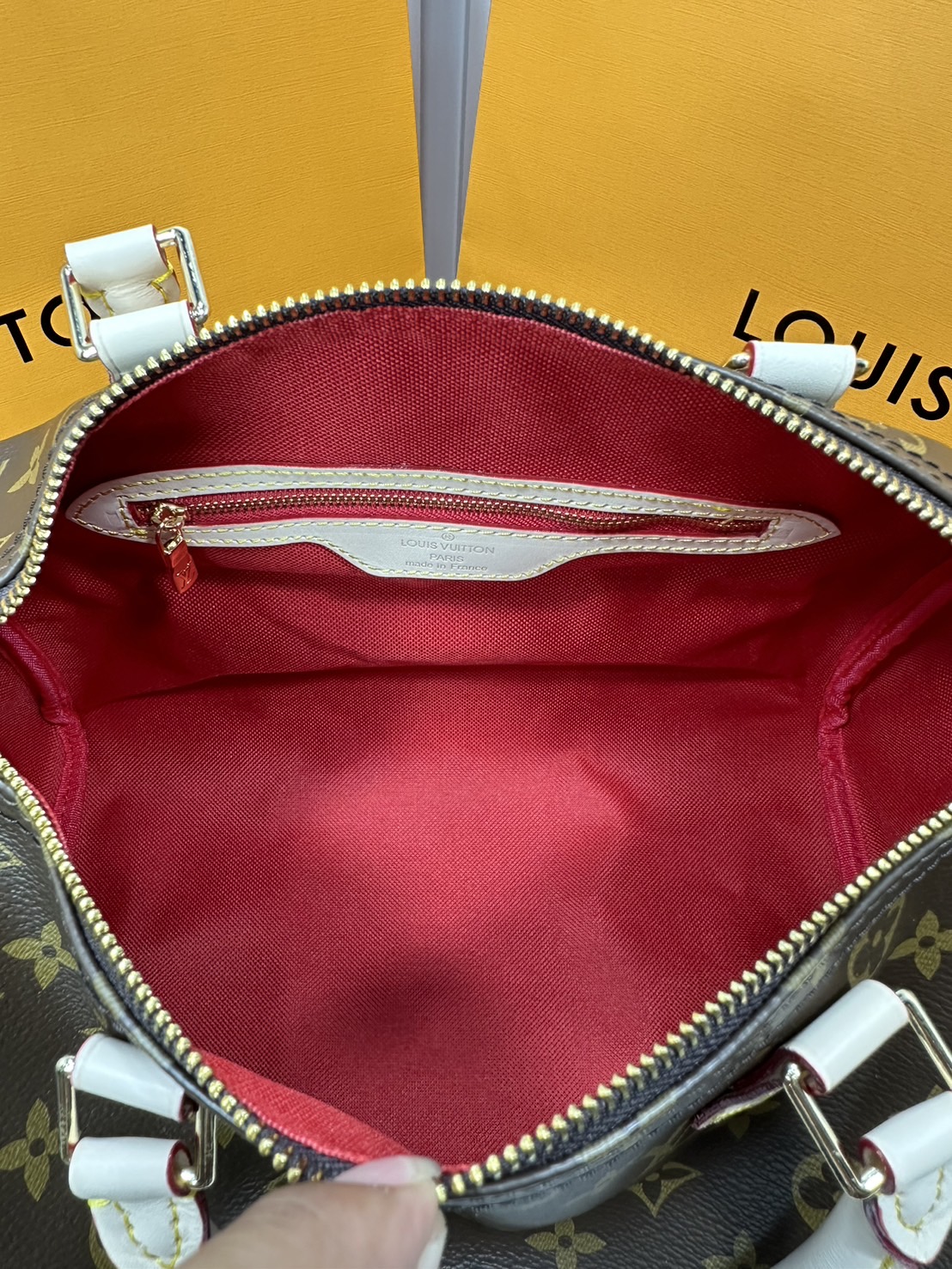 LV speedy soft 30 crafty bag กระเป๋าทรงหมอน รุ่นท็อปฮิต กับดีไซน์ใหม่ต้อนรับฤดูกาลท่องเที่ยว โดดเด่นด้วยการตกแต่งลายพิมพ์ซิกเนเจอร์ และป้ายแท็กหนังสุดเก๋