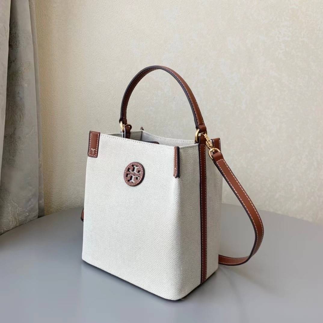 Tory Burch Blake Canvas Bucket Bag รุ่นใหม่ล่าสุด สวยไฉไลฝุดๆ แบบสวยคลาสสิค กระเป๋าทรงถัง วัสดุ Canvas สายหนังแท้ อะไหล่ทอง เปิด-ปิด ด้วยกระดุมแม่เหล็ก ด้านในโล่งมีช่องเล็กใส่โทรศัพท์ได้ น้ำหนักเบา สายสะพายถอดสายได้ crossbody ได้ ปรับระดับได้