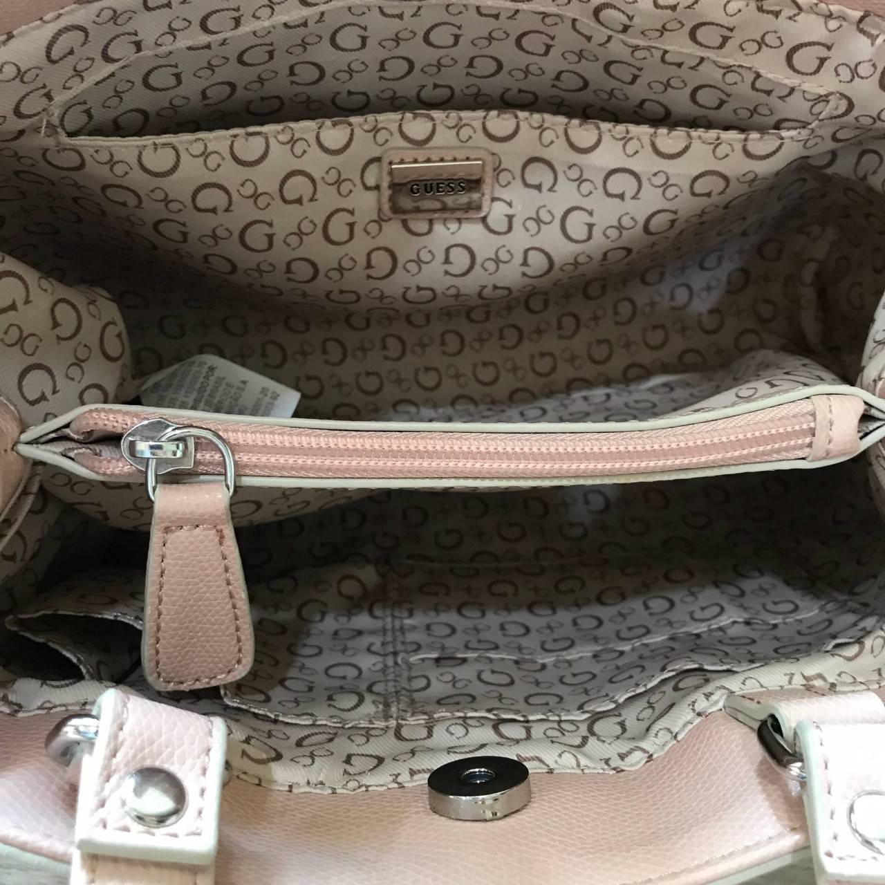 GUESS WOMAN FACTORY SHOULDER BAG กระเป๋าถือหรือสะพาย ทรง A คลาสสิค ขนาดกำลังดี น้ำหนักเบา วัสดุ pu. นิ่ม คุณภาพดี สวยอยู่ทรง ด้านหน้า ประดับโลโก้แบรนด์ เปิดปิดแบบแถบคาดกระดุมแม่เหล็ก ภายในกว้างแบ่ง 2 ช่องใหญ่ มีช่องซิปกลาง เป็นสัดส่วน ซับในลายแบรนด์ ใส่ w