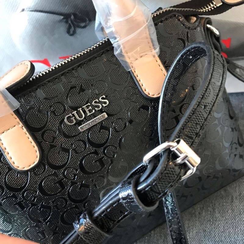 GUESS BALDWINPARK MINI BAG กระเป๋าถือหรือสะพาย วัสดุ Saffiano PU คุณภาพดี นิ่ม น้ำหนักเบา ด้านหน้าประดับด้วยโลโก้แบรนด์สวยหรู ตัวกระเป๋าลาย G ทั้งใบ เปิดปิดกระเป๋าด้วยซิปสะดวกใช้ ด้านในโล่งกว้างมีช่องสำหรับใส่ของหลายช่อง ใส่กระเป๋าสตางค์ใบกลางได้ ใส่Iphon