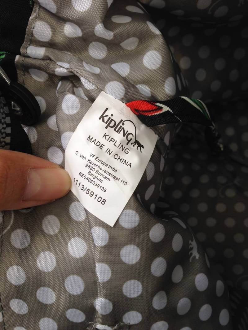 Kipling รุ่น Cicele กระเป๋าสะพายไหล่ใบใหญ่ สวยน่ารัก ตัวกระเป๋าด้านในเป็นช่องโล่งแบบปิดเปิดด้วยซิป มีช่องซิปด้านใน ด้านข้างกระเป๋า มี 2 ช่อง ปิดเปิด ด้วยเทป พร้อมที่ใส่โทรศัพท์ ปากกา และ MP 3 ในส่วนด้านใน และ ด้านข้างกระเป๋า ซ้าย-ขวา เป็นช่องขนาดเล็กสำหรั