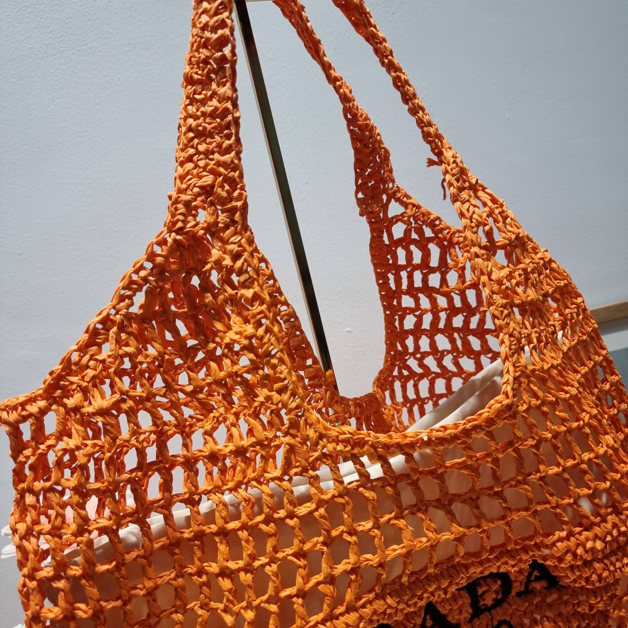 PRADA RAFFIA TOTE BAG สวยไม่ซ้ำใคร สไตล์บีช เหมาะมากกับการสะพายไปเที่ยวทะเล หรือจะใช้ในวันสบายๆก็ตอบโจทย์ กับกระเป๋าสะพายสานใบใหญ่ ตัวกระเป๋าเป็นวัสดุสังเคราห์จากธรรมชาติ สานทอเต็มใบออกมาเป็นลวดลายสวยงาม