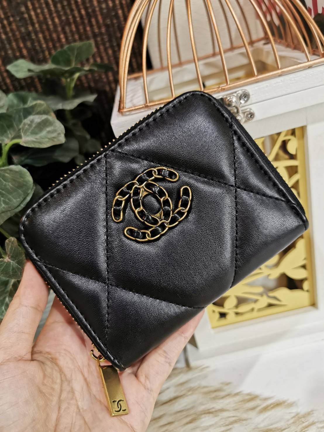 พรีเมี่ยมกิ๊ฟแท้ 100% 】CHANEL SHORT WALLET WITH ZIP VIP GIFT WITH PURCHASE (GWP) พรีเมี่ยมกิ้ฟรุ่นใหม่จาก Chanel Make Up Lotte Duty Free Korea วัสดุหนังนิ่มสีดำสวยหรูคลาสสิคด้านหน้าประดับโลโก้แบรนด์สวยดูดี
