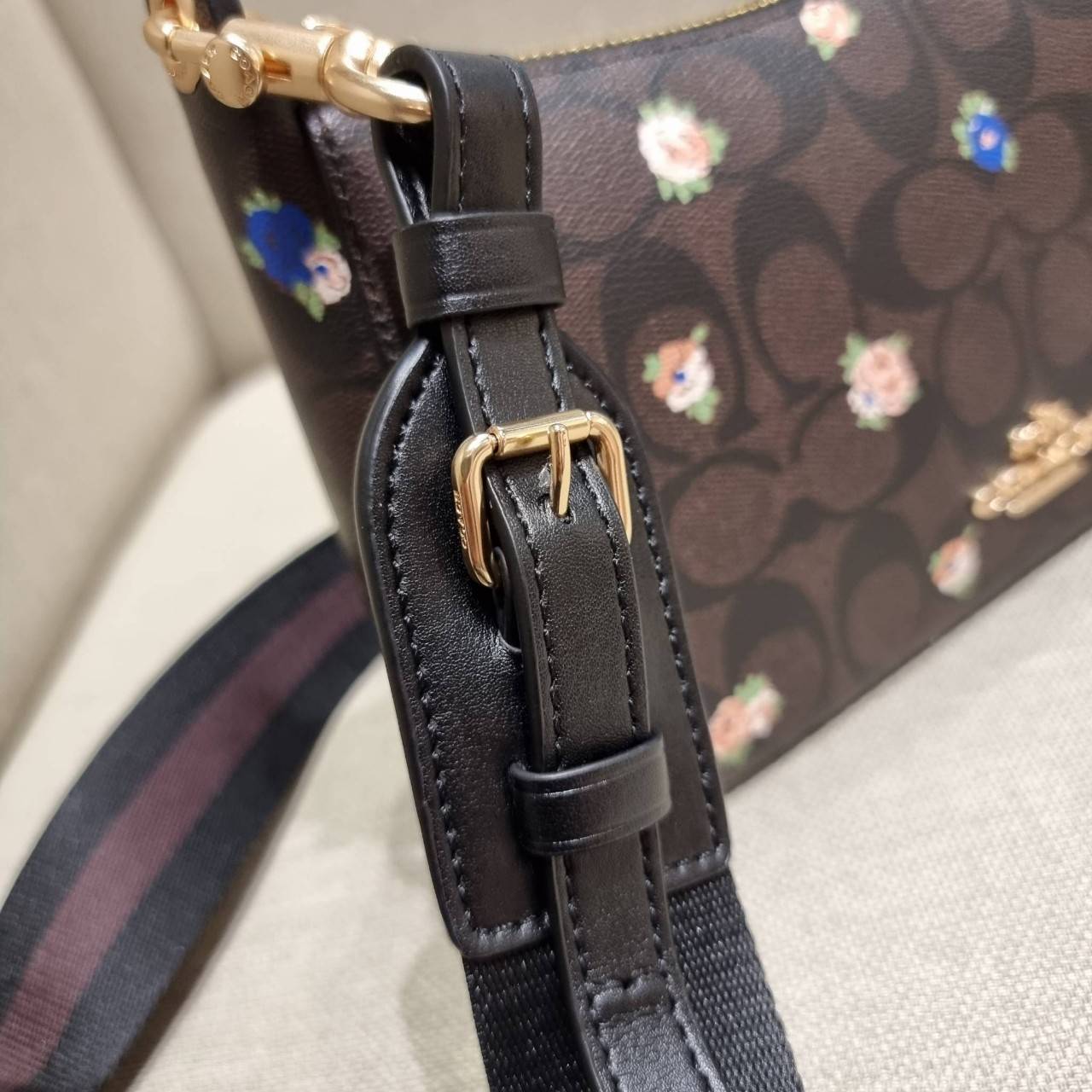 COACH C7264 C6823 C6817 JES BAGUETTE IN SIGNATURE CANVAS คอลเลคชั่นใหม่ล่าสุด พร้อมเสิร์ฟความสวยถึงบ้านเช่นเคย!! กระเป๋าสะพายทรงบาแกตต์ ดีไซน์ย้อนยุค ที่แอบแฝงความเรียบหรูดูแพงอยู่ในตัว โดดเด่นด้วยสายสะพายเส้นใหญ่ โทนสีคอนทราส ทำให้ไอเท็มนี้ดูมีลูกเล่นมาก