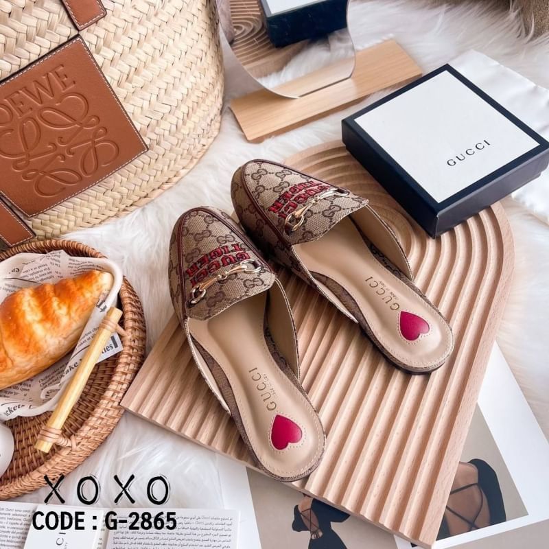 GUCCI รองเท้างานสวม ทรงเปิดส้น ปัก GG tiger (ตามภาพสินค้าจริง) พร้อมว่างอะไหล่ตะขอเกี่ยว สวย หรู (ตัวใหม่ ล่าสุดปีนี้เลยค่ะ) วัสดุผ้าลายแบรนด์ ด้านหน้าโค้งกว้าง ใส่สบาย น้ำหนักเบา แมทส์ชุดง่าย