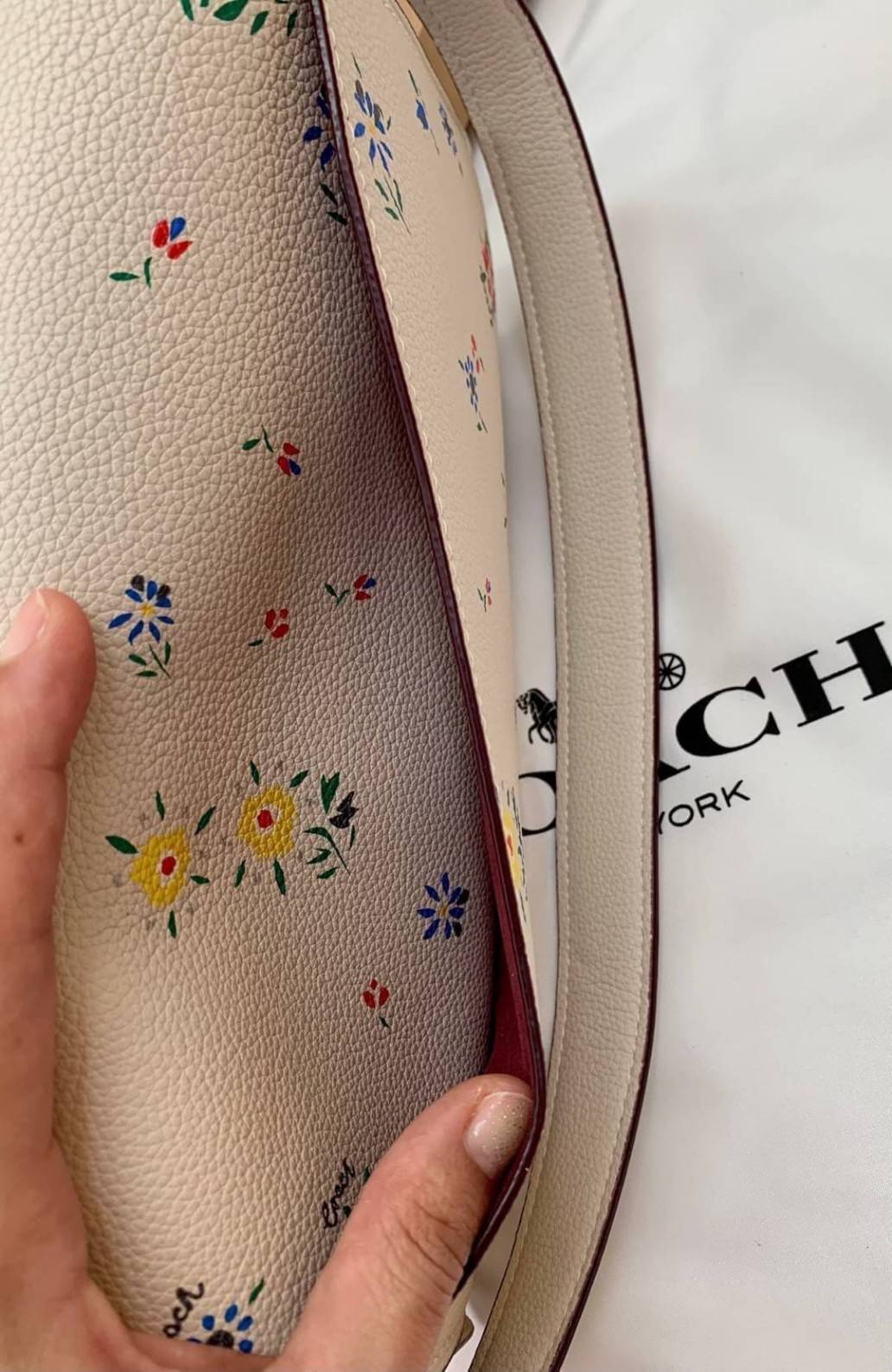 OUTLET 】รุ่นหายาก รุ่นตามหา ห้ามพลาดค่ะ! COACH TABBY FLORALPRINT ((B2081-630)) Wildflower-print Leather Shoulder Bag In White พร้อมส่งอีกครั้งค่ะ! กระเป๋าหิ้ว//สะพายไหล่//สะพายข้างได้หรือถือแบบคลัทออกงานได้เลย สุดคุ้ม! หนังแท้นิ่มอย่างดี 🌸 จุดเด่น