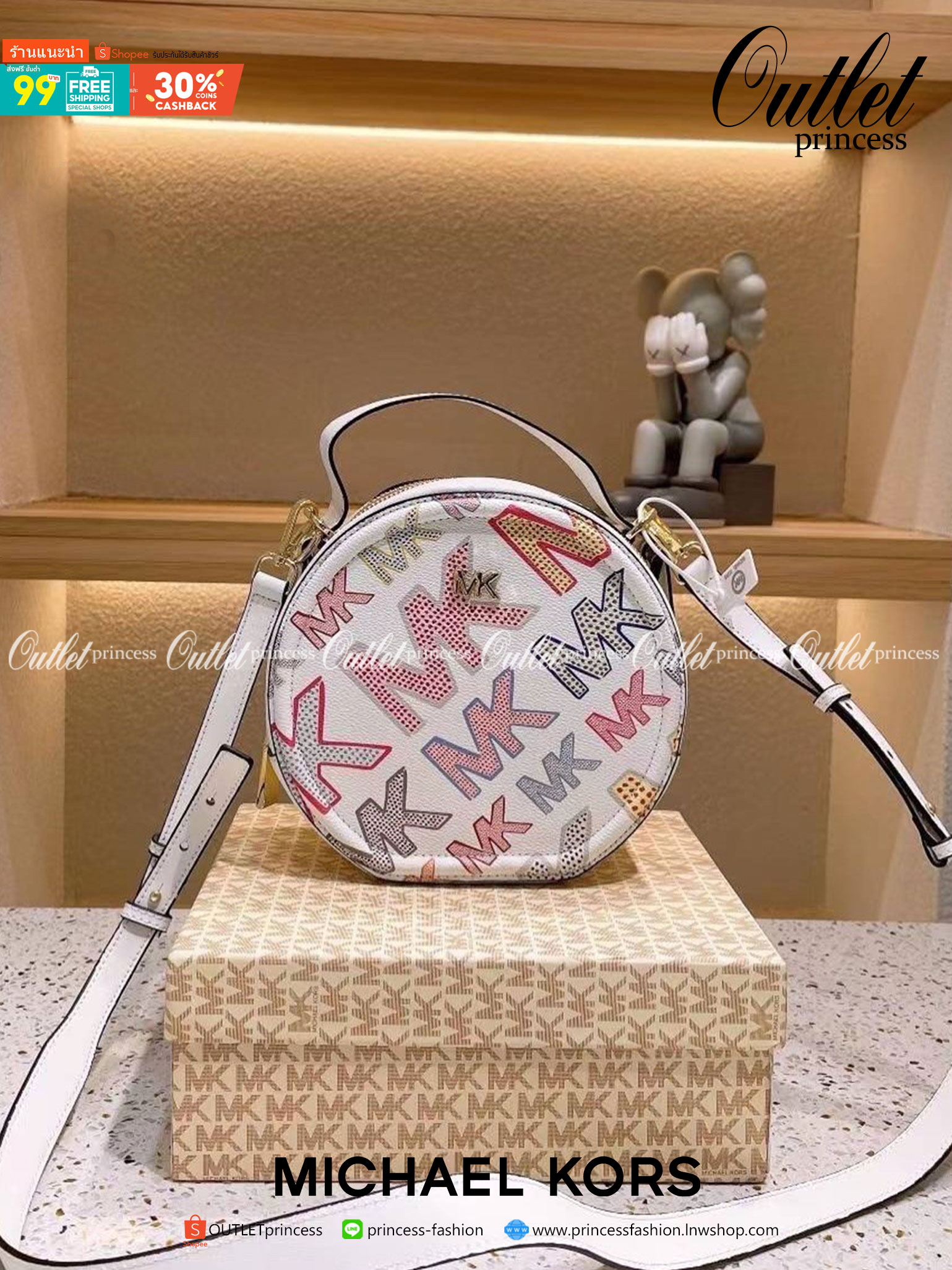 MICHAEL KORS ROUND CROSSBODY สีขาว/ดำ พร้อมส่งที่ไทย กระเป๋าสะพายMK ทรงกลม งานซิปเปิดได้กว้าง หนังพิมพ์ลายแบรนด์ มาพร้อมสายสะพายยาวครอสบอดี้ได้ค่ะ อะไหล่ทองสวยหรู งานจริงสวยน่าใช้มากค่ะ