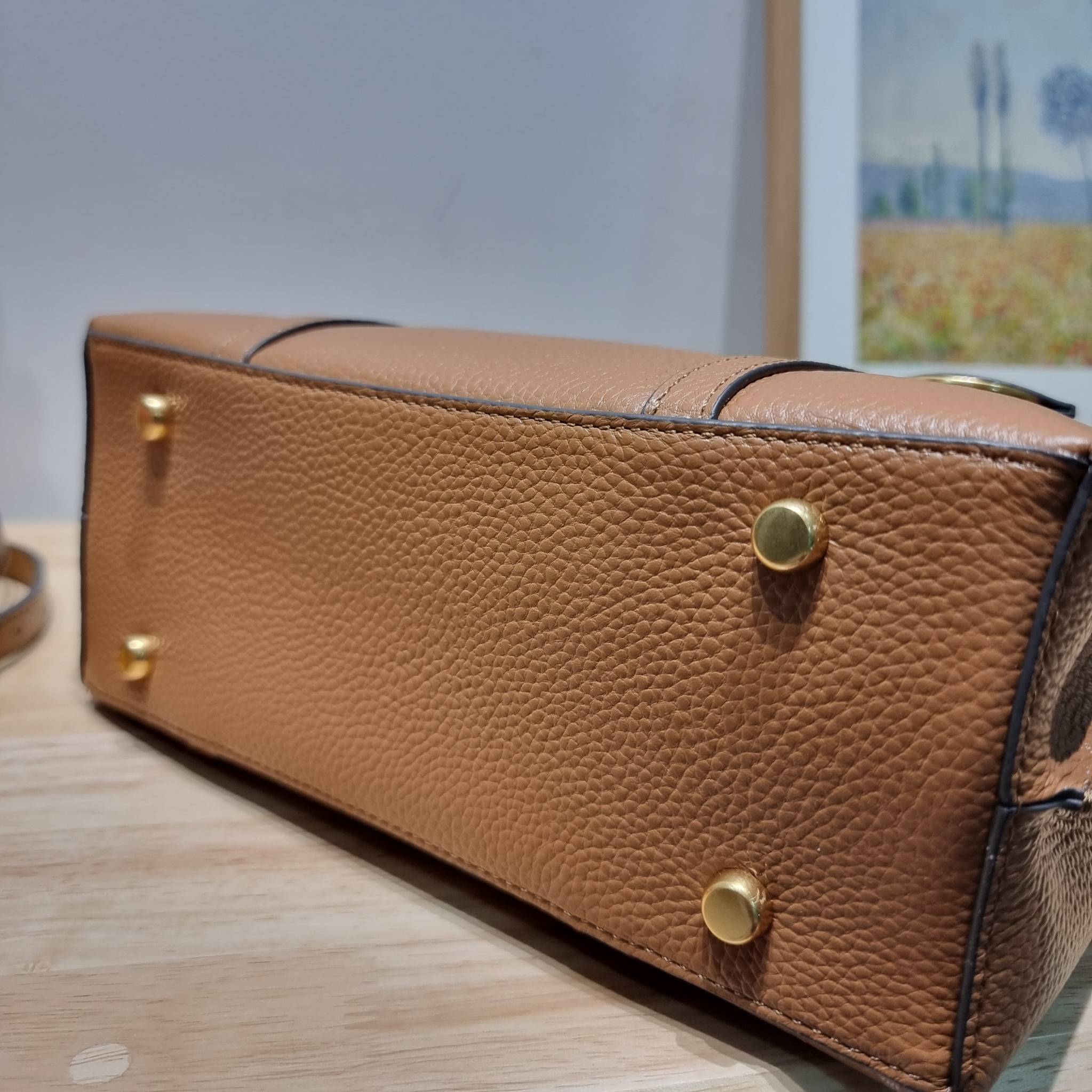 TORY BURCH PERRY SMALL TRIPLE COMPARTMENT TOTE BAG กระเป๋าโท้ทขนาดเล็ก รุ่นขายดี ทรงสวย ดีไซน์ออกมาให้ใช้งานได้ทุกลุค ทุกโอกาส