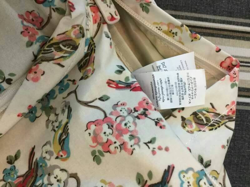 Cath Kidston Backpack Bag กระเป๋าสะพายสไตล์ vintage เป็นอีกรุ่นที่สาวๆ ถามถึงเยอะค่ะ วัสดุเป็น Canvas เคลือบ PVC กันน้ำ ทำความสะอาดง่าย น้ำหนักเบา เปิดปิดด้วยซิปรอบสะดวกใช้ ด้านหน้าประดับโลโก้ Cath Kidston พร้อมช่องซิปเล็กด้านนอกใส่กระเป๋าสตางค์ มือถือได้