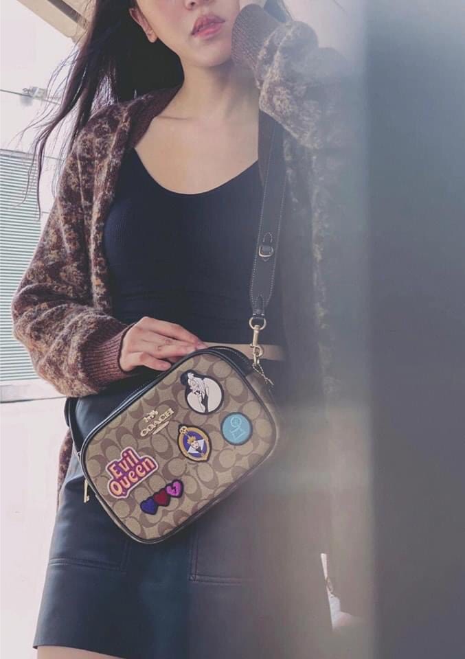Coach Disney X Coach Jamie Camera Bag In Signature Canvas With Patches CC151 คอลใหม่ เอาใจสายยัยตัวร้าย ดีไซน์รวมเหล่าตัวแสบจากดิสนีย์ กับกระเป๋าสะพายข้าง สวยอยู่ทรง โดดเด่นด้วยลวดลายบนผืนหนัง วัสดุหนังแคนวาสตัดสลับหนังแท้ เปิด-ปิดด้วยซิป ใช้งานง่าย ดูผู้