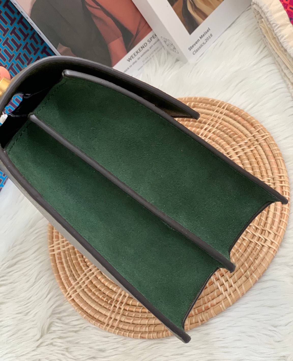 สวยจริงไม่จกตาจ้าา😘 TORY BURCH MILLER SHOULDER BAG BRAIDED STRAP LARGE ((81668)) พร้อมส่งที่ไทย! กระเป๋าหิ้วและสะพายไหล่ได้ในตัว หนังแท้ลายหนังสวยมากๆค่ะ ด้านหน้ามีอะไหล่โลโกแบรนด์ หรู สะพุดตาทีเดียว เปิดปิดกระเป๋าแบบฝาปิด ภายในมีช่องหลักใส่ของ2ช่