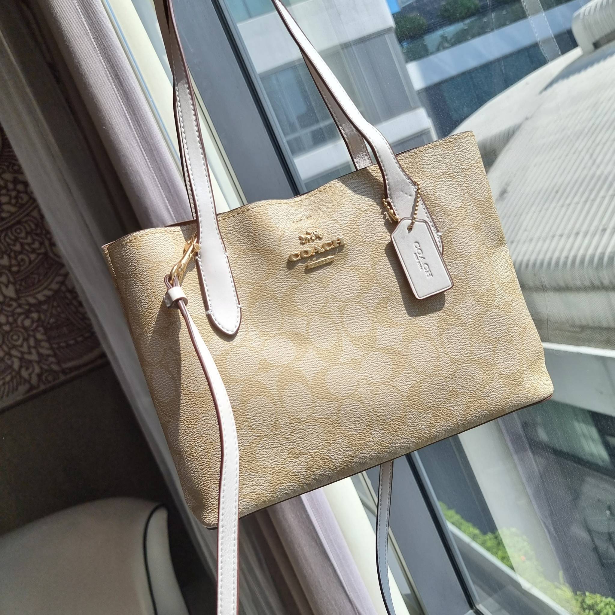OUTLET 】COACH 73293 MINI AVENUE CARRYALL IN SIGNATURE CANVAS กระเป๋าสะพายรุ่นคลาสสิค คัมแบคแล้วจ้าแม่!! ไซส์กำลังสวย วัสดุหนังแคนวาสคุณภาพดี ด้านข้างเก็บทรงได้ เปิด-ปิดด้วยกระดุมแม่เหล็ก ใช้งานง่าย มีช่องซิป ใบนี้เห็นเล็กๆ แต่จุได้เยอะพอสมควรเลยน้า ɣ