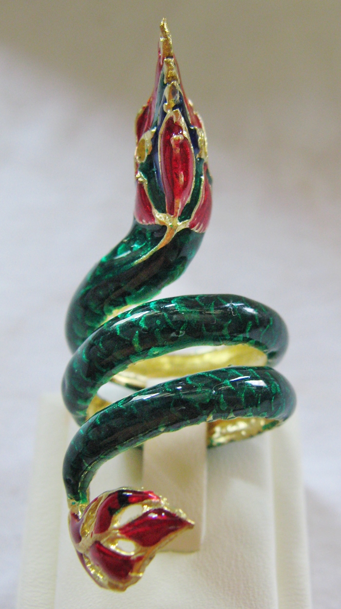 แหวนพญานาคเกลียวเนื้อทองเหลืองลงยาสีเขียว เสริมบารมี โชคลาภค่ะ