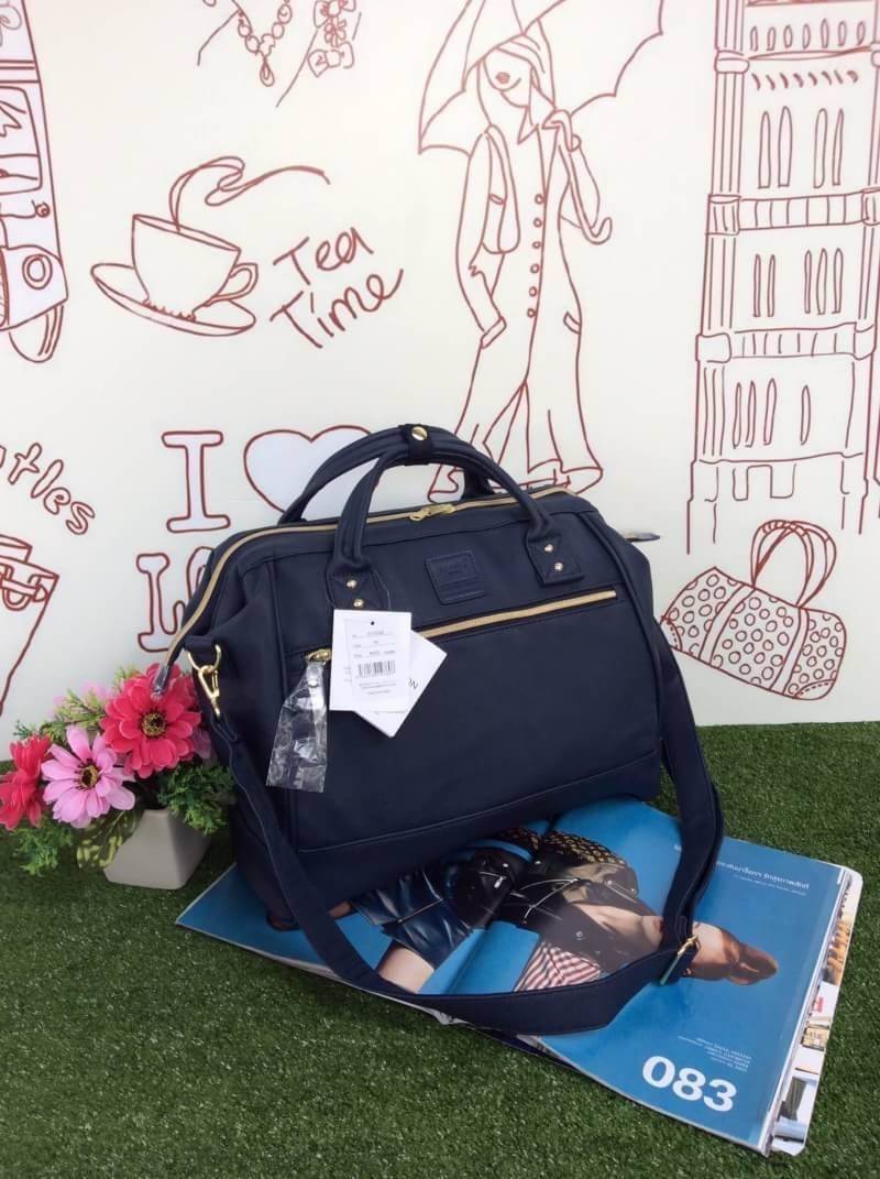 ANELLO 2 WAY PU LEATHER BOSTON BAG รุ่นใหม่ล่าสุดจากแบรนด์ที่ทุกคนต้องรู้จัก รุ่นนี้วัสดุคือหนังpu แบบนิ่มและน้ำหนักเบา กันน้ำได้ สะพายเป็นทรงcrossbodyสายยาวปรับได้ฟรีไซส์ถอดออกได้ หรือจะถือก็สวยเเก๋ ปากกระเป๋ามีโครงเป็นเอกลักษณ์จุดเด่น หูจับมีตัวล้อคด้วย