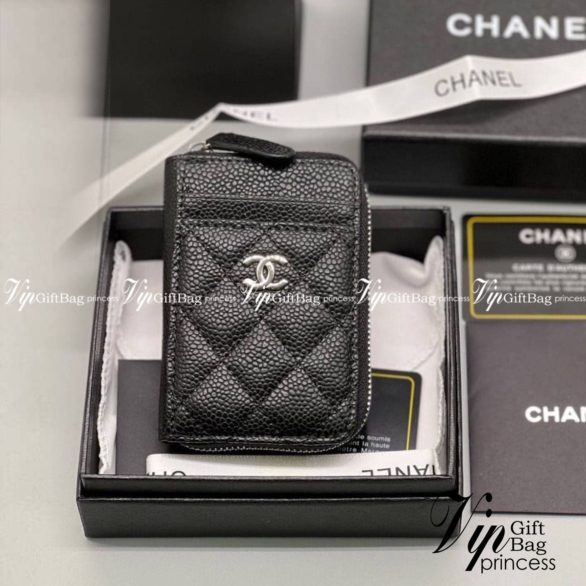 CHANEL mini zippy black caviar เกรดออริจินอล หนังแท้ กระเป๋าเงินซิปรอบใบเล็ก ด้านหน้ามีช่องใส่การ์ด 2 ช่อง ด้านหลังกระเป๋า 1 ช่องและด้านในกระเป๋าแบ่งเป็น 2 ช่องนะคะ ใส่ได้ทั้งการ์ด เหรียญ แบงค์แบบพับได้ค่ะ หนังคาเวียสีดำ อะไหล่เงิน สวยคลาสสิคมากๆ เลยค่ะ ภ
