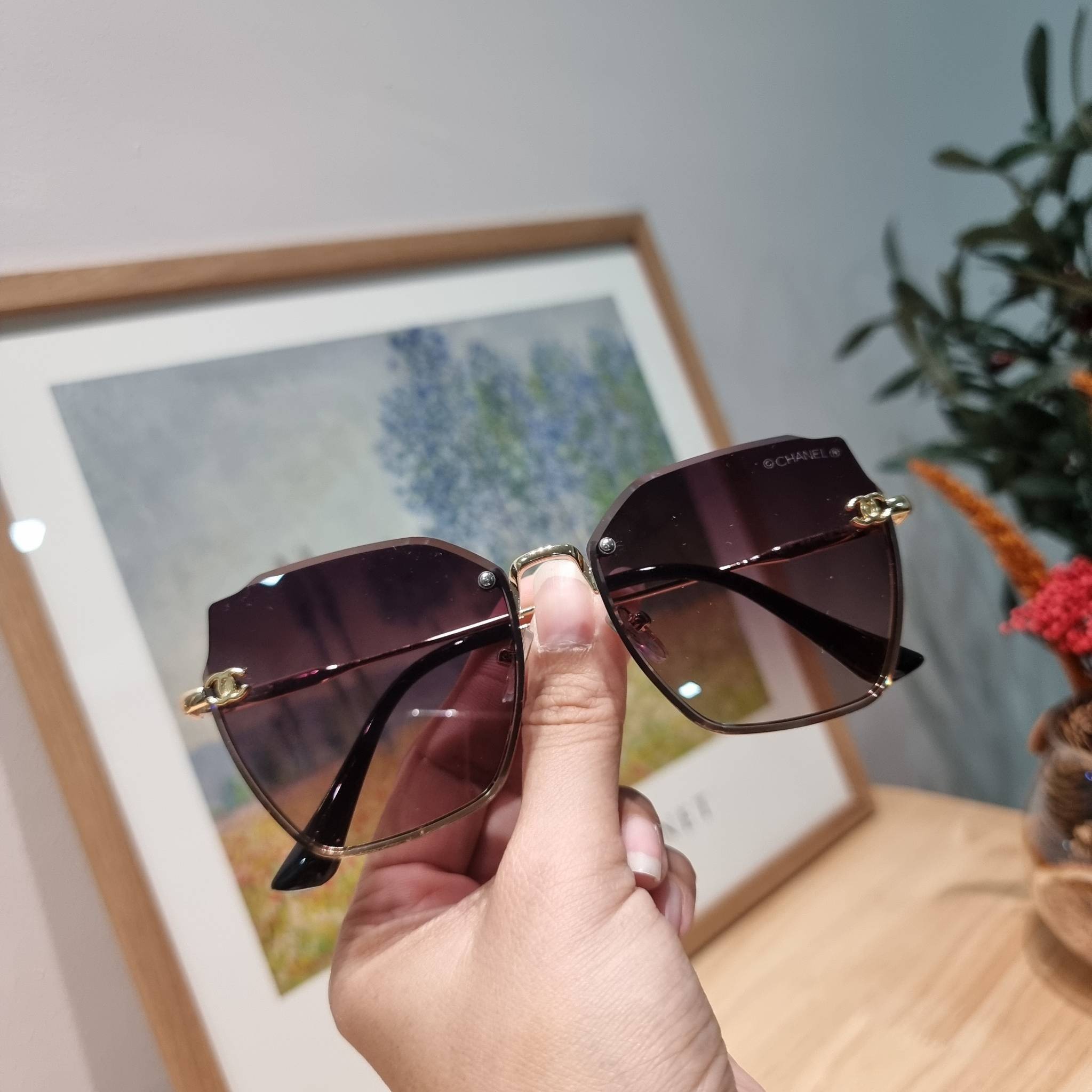 Chanel Sunglasses UV protection gift Box set สุดคุ้ม มาพร้อมอุปกรณ์ครบเซ็ท ดีไซน์ชิคมากแม่!! รับรองไม่ซ้ำใคร ใส่เสริมโหงวเฮ้ง ดูผู้ดี มีพกติดตัวไว้ไม่ตกเทรนด์ ใช้ได้ทุกโอกาส