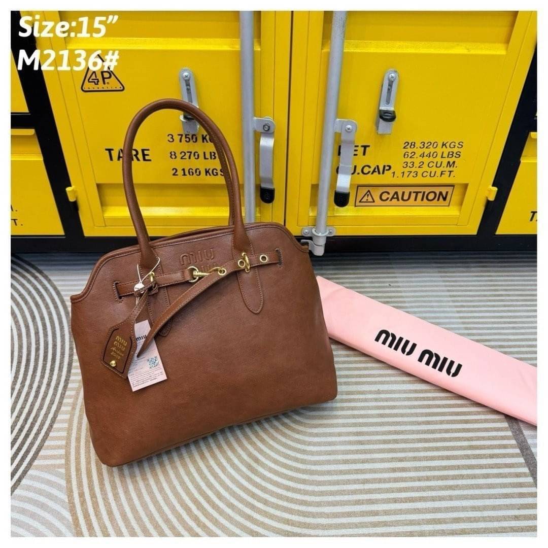 MIU MIU Aventure nappa leather bag กระเป๋าถือใบใหญ่ รุ่นใหม่สวยเก๋สุดชิค ทรงเก๋ ใช้งานง่าย เรียบหรูดูลัคชูสุดๆ เป็นไอเท็มที่ถือแล้วดูมีเทสมากกก