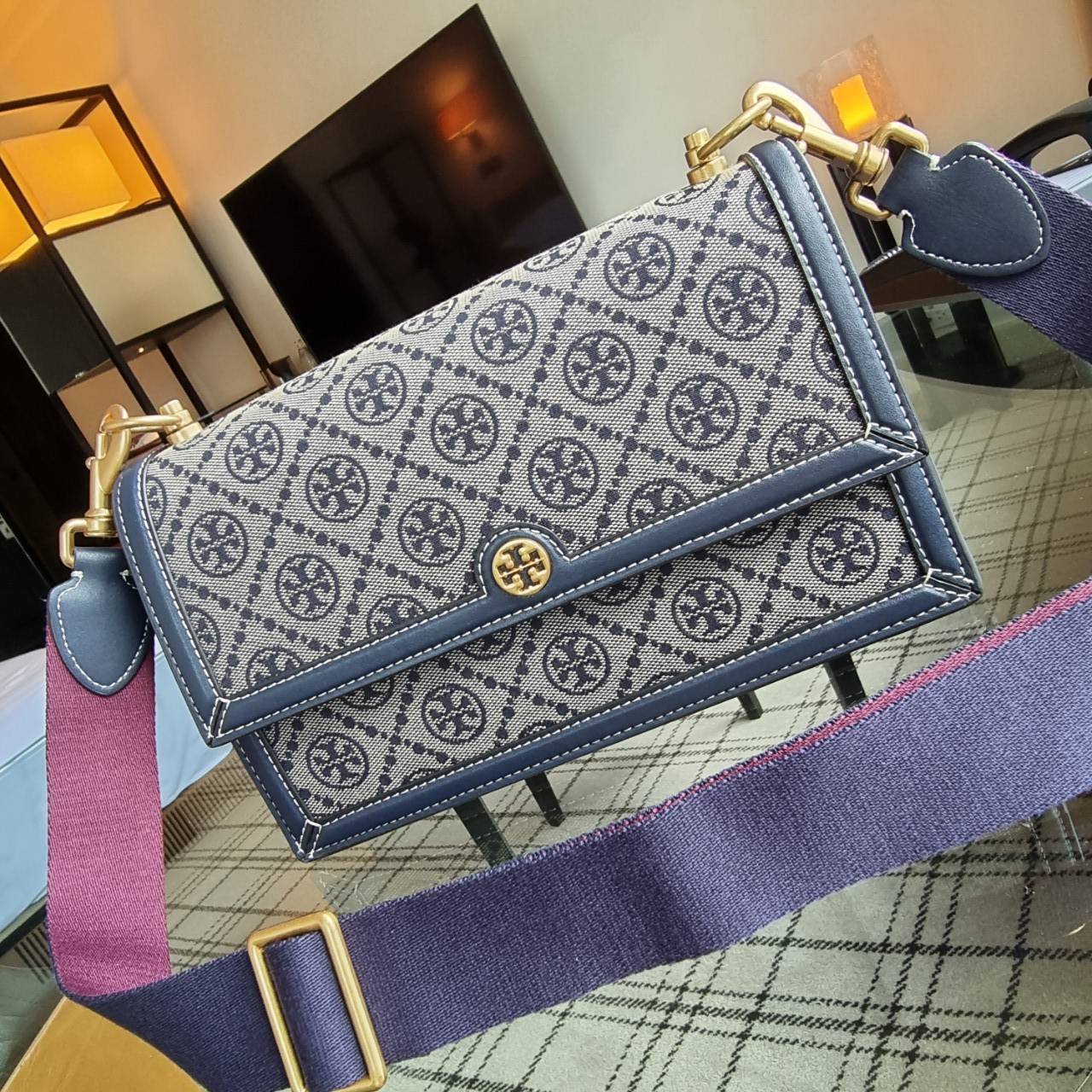 Tory burch t monogram jacquard shoulder bag คอลเลคชั่น T Monogram สำหรับคอลเลคชั่นฤดูใบไม้ผลิ 2021 เราสร้างสรรค์ลายโมโนแกรมที่ได้รับแรงบันดาลใจมาจากลวดลายการถักทอผ้าห่มของชาว Pennsylvania Dutch แบบดั้งเดิม เป็นการเฉลิมฉลองโลโก้สุดไอคอนนิคของแบรนด์ โดดเด่น