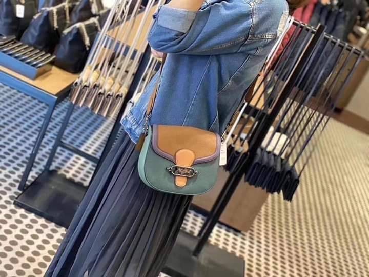 OUTLET 】COACH JADE SADDLE BAG IN COLORBLOCK (COACH 91084) สวยพิฆาตมาก สยบทุกสายตา 🌺 พร้อมส่งความสวยก่อนใคร// กระเป๋าถือ สะพาย มีสายสะพายยาว ถอดและเลื่อนปรับระดับได้ //วัสดุหนังแท้เต็มใบ หนังคุณภาพ ขึ้นทรงสวยมากๆ งานสวยคมกริบที่สุด //ฝาเปิดเป็นแบบฝ