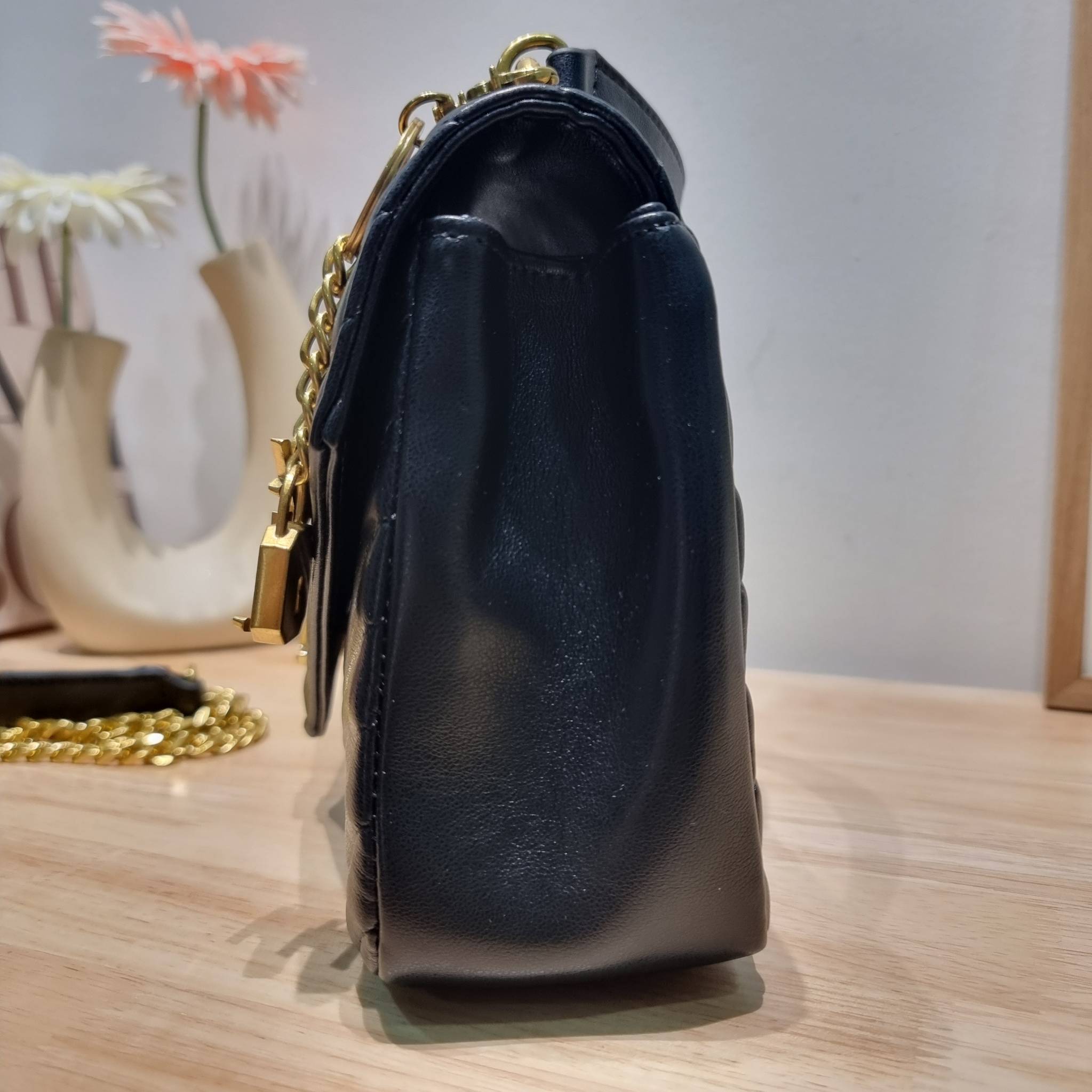 YSL College Medium Bag / Yves Saint laurent crossbody boutique กระเป๋าสะพายไหล่ ดีไซน์ทรงสวยหรู พิเศษ แถมฟรี พวงกุญแจห้อยเอกลักษณ์แบรนด์ ดูแพงไปหมดจริงๆไอเท็มนี้