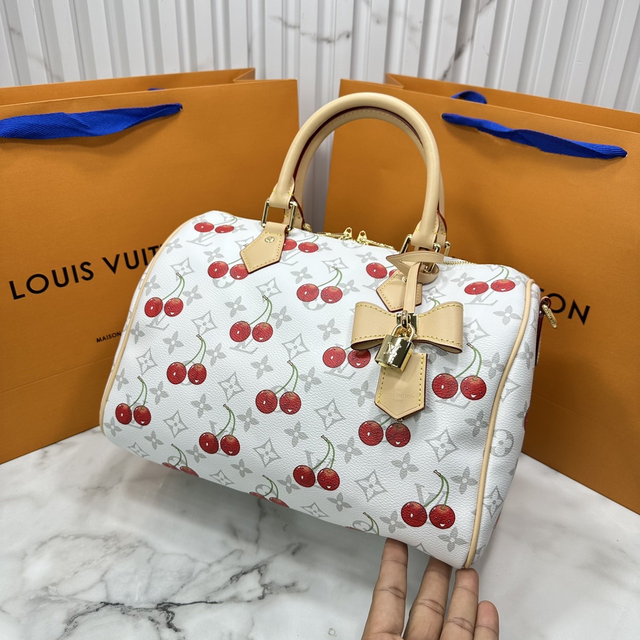 ORI หนังแท้ | LV x TM Bolsa Speedy Soft 30 Monogram cherry ช่วงนี้หน้าเชอรรี่ 🍒 กำลังออก 3 สีสุดฮอตเลือกช็อปได้เลยค่า กระเป๋าสะพายทรงหมอนใบใหญ่ ดีไซน์ใหม่มีชีวิตชีวา แสนสดใสด้วยโมโนแกรมแต่งดีเทลลายเชอร์รี่โดดเด่นสะท้อนความงามเปี่ยมสีสันอันเป็นเอกล