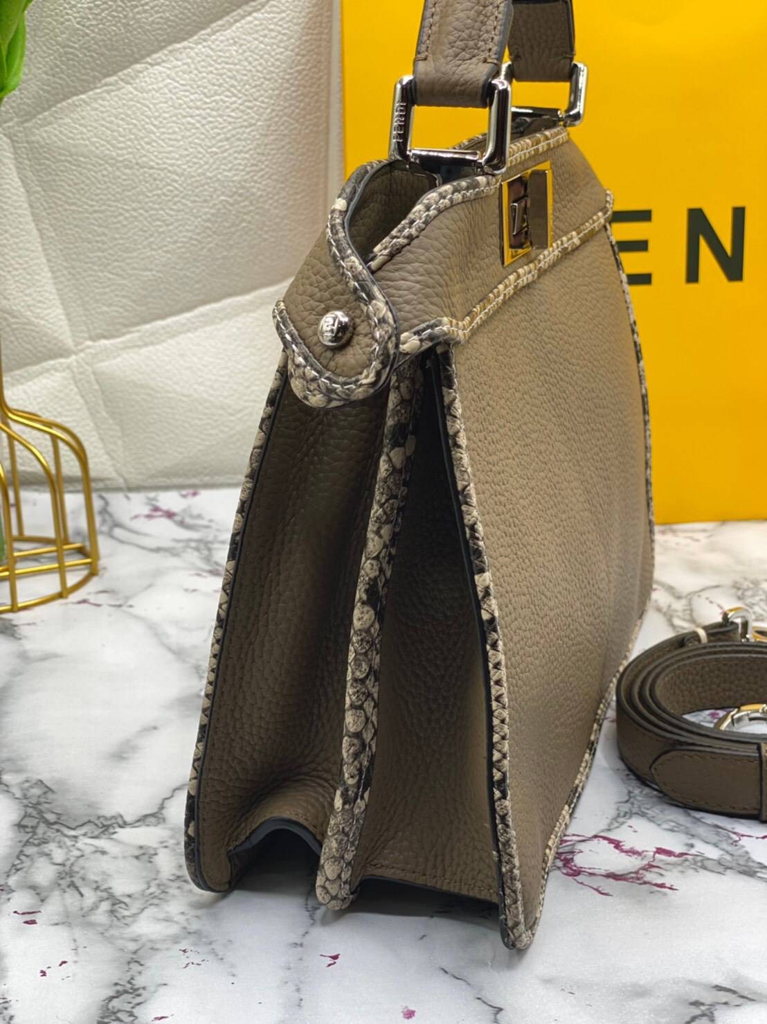 FENDI Capsule Collection Size 27cm กระเป๋าถือหรือสะพายข้างได้ หนังสวยมาก รูปแบบให้กลิ่นอายของความคลาสสิก หรูหรา มีคลาส การออกแบบที่โชว์ทั้งเอกลักษณ์ของแบรนด์และความมีสไตล์ ใช้งานง่าย จะถือหรือสะพายก็คล่องตัวทุกรูปแบบเลยค่ะ ใบจริงสวยมาก ไม่ควรพลาดด้วยประกา