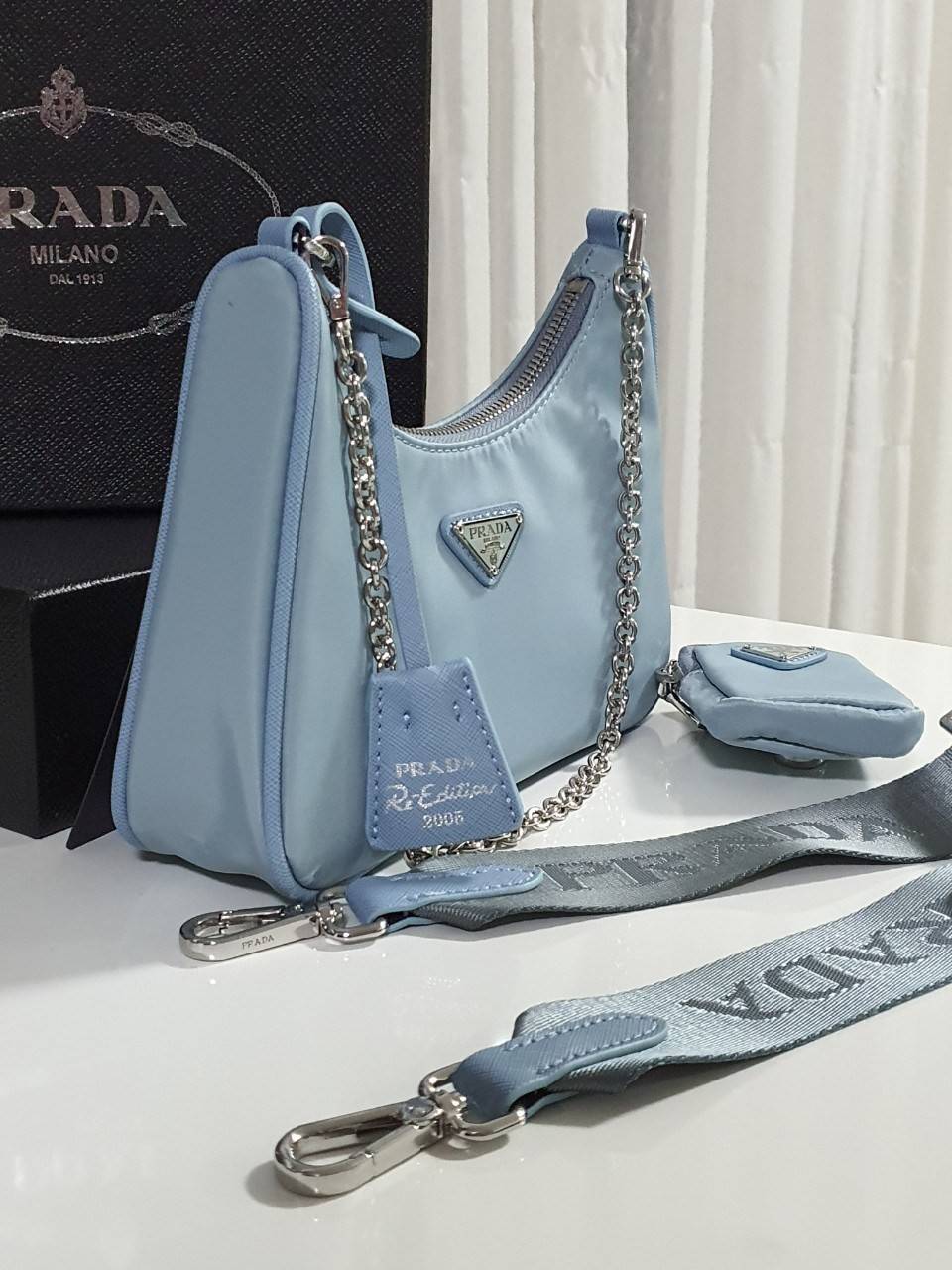Prada Re-Edition 2005 Re-Nylon bag ใบเดียวคุ้มมากค่ะ อุปกรณ์ ครบชุด **ซื้อ1ได้ถึง3ไอเท็ม ทั้งสายยาว และกระเป๋าใส่เหรียญ และป้ายแท็คหนัง อย่างดี **อะไหล่ปั้มแบรนด์แท้ทุกจุด วัสดุทำจากผ้า Nylon อย่างดี กันน้ำได้ อยู่ทรงสวย สามารถใส่กระเป๋าตังค์ใบกลางได้ ถอด