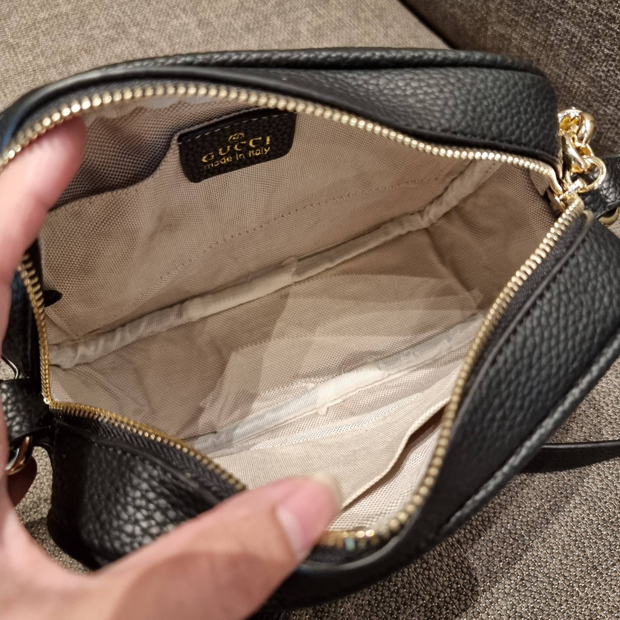 GUCCI Soho Disco Bag in Black Leather Hot item!! รุ่นหายาก ยอดฮิต GC soho crossbody bag กระเป๋าสะพายข้าง พรีเมี่ยมกิ๊ฟจาก dutyfree ที่สาวๆตามหา ด้วยดีไซน์และรูปทรงคลาสสิค ทำให้ใช้งานง่าย ตอบโจทย์ทุกลุค วัสดุหนัง pepble มีเอกลักษณ์ที่พู่หนัง สีเข้ากันกับตั