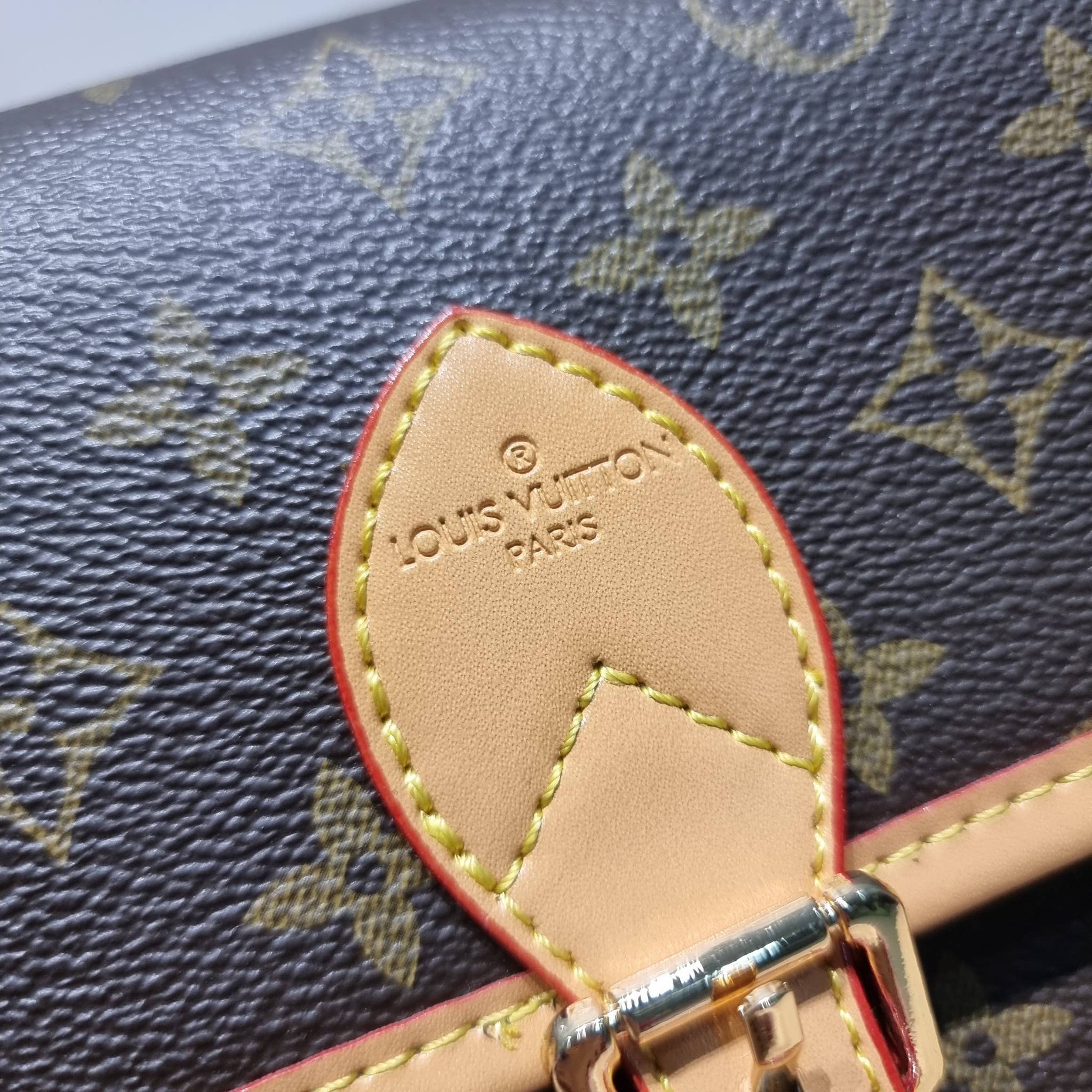 LV Diane Monogram Bag / LV multi handbag กระเป๋ามัลติฟังก์ชั่นสุดคุ้ม ดีไซน์ออกมาน่ารักน่าใช้มากๆ วัสดุหนังแคนวาส มีสายมาให้ถึง 2 แบบ สายหนังคล้องไหล่ได้ และสายสปอร์ตครอสบอดี้ได้ ปรับเปลี่ยนใช้ตามลุคแต่ละวันได้เลย