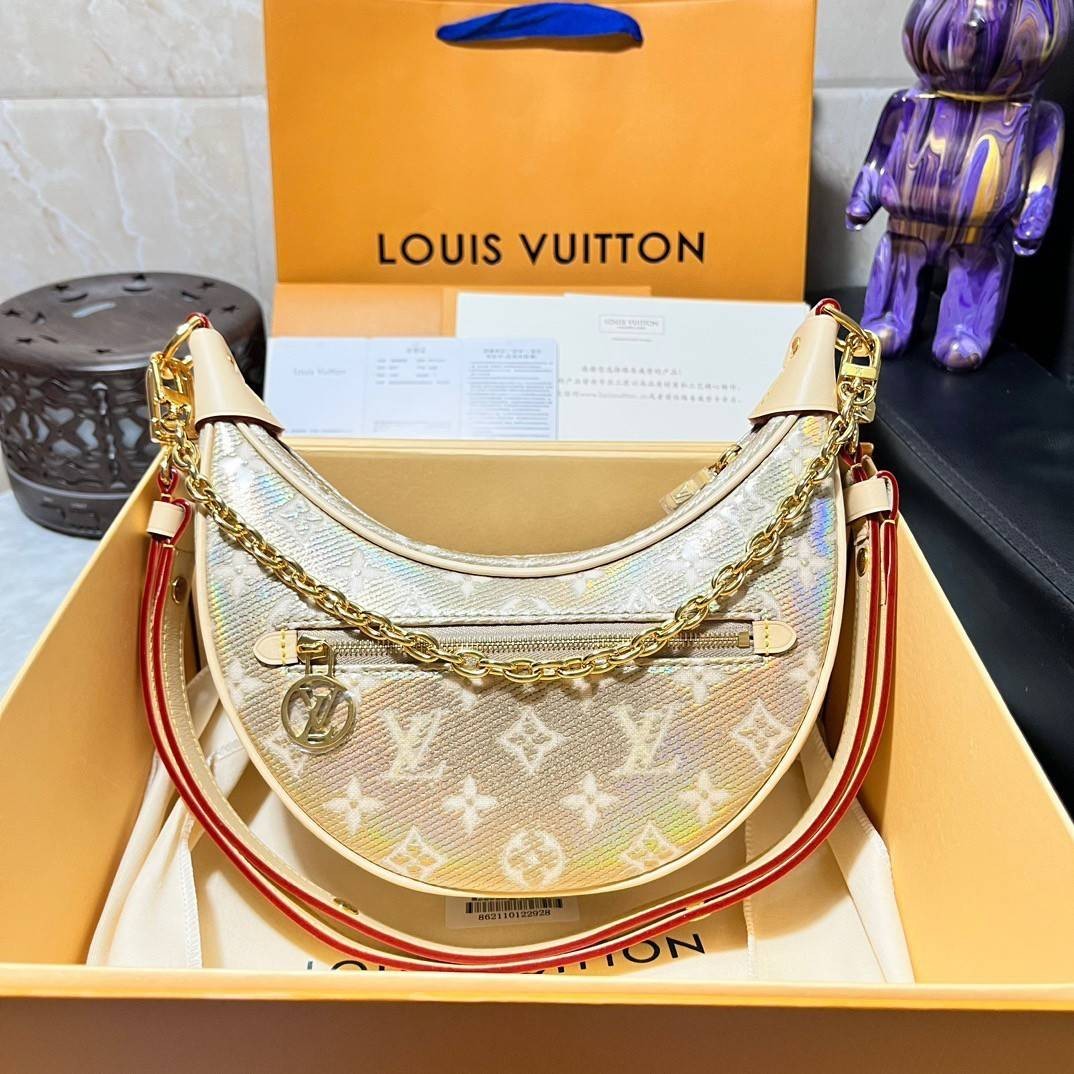 Lv gold loop monogram / LV Loop PM GOLD Bag เกรดท็อปออริจินอล มีความละเอียดของเนื้องานมากที่สุด ปราณีตตรงปกทุกใบ ใช้สลับของแท้ได้ ใช้งานต่างประเทศได้ เข้าออกผ่านทุก ตม.