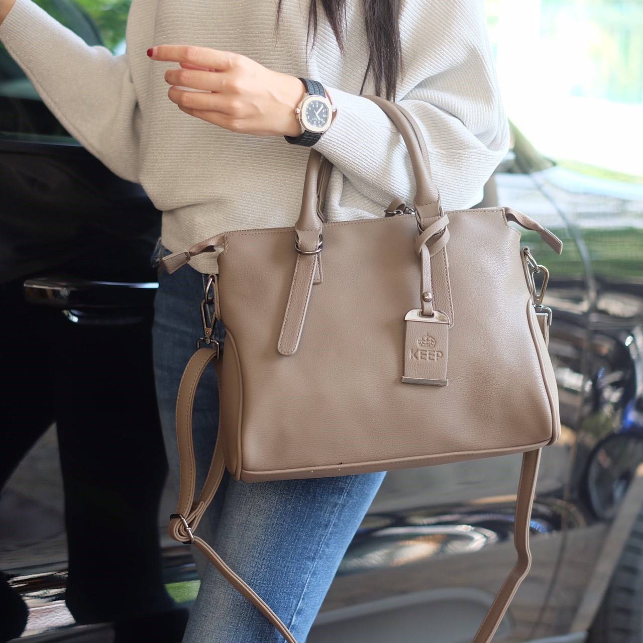 ทรงสวยขายดีมาก 👑จากแบรนด์ KEEP ทรง รุ่น Parish hand bag with cute taddy จุดเด่นที่ >หนังเนื้อดี นิ่มมาก >น้ำหนักเบา >ถือสะพายเข้าง่ายกับทุกชุด