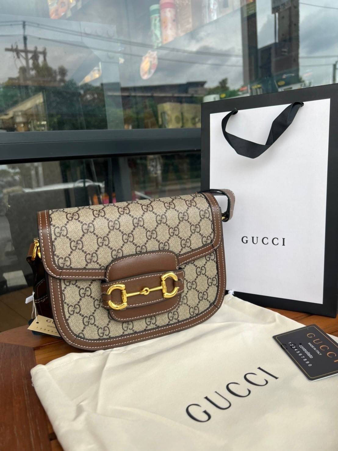 Gucci Horsebit Shoulder Bag กระเป๋าสะพายไหล่ วัสดุผ้าใบ GG Superme ตัดแต่งหนังแท้ สายสะพายไหล่ปรับระดับได้ ด้านในมี 1 ช่องซิป อะไหล่ทองหรูหรา ดาราเซเลปใช้เพียบ ไม่มีเอ๊า เรียบหรูดูแพงสุดๆค่า