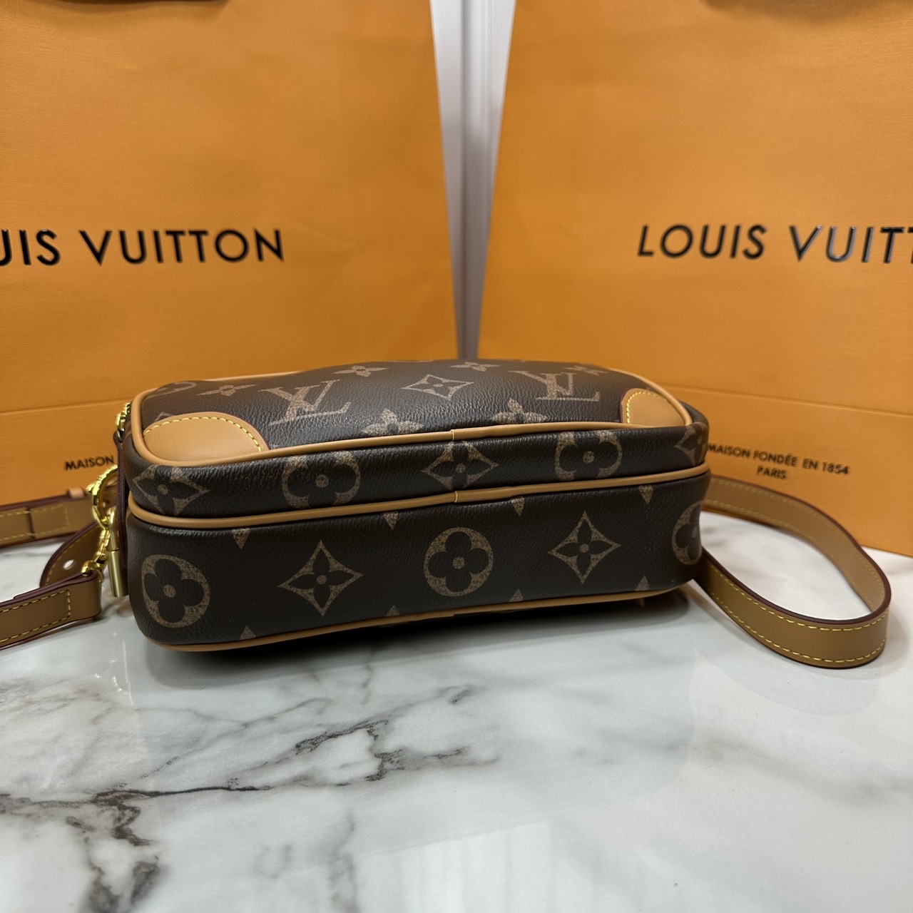 LV Nil bag Monogram Canvas กระเป๋าสะพายทรงแมสเซ็นเจอร์สไตล์วินเทจ ครอสบอดี้รุ่น Nil หรูหรา พิมพ์ลาย โมโนแกรมพาตินา VVT ช่วยขับเน้นลุควินเทจให้โดดเด่น