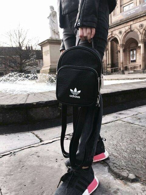 ADIDAS ORIGINALS CLASSIC MINI BACKPACK กระเป๋าเป้ทรงคลาสสิคไซส์มินิจากแบรนด์ adidas มาในขนาดกระทัดรัด น้ำหนักเบา พกพาสะดวกมากๆ วัสดุหนังนิ่มมือสุดๆ!! ทำความสะอาดง่าย เปิด-ปิดกระเป๋าด้วยซิป มีช่องหลักและช่องย่อยด้านหน้า หัวซิปปั๊มแบรนด์อะไหล่สวย ภายในกระเป