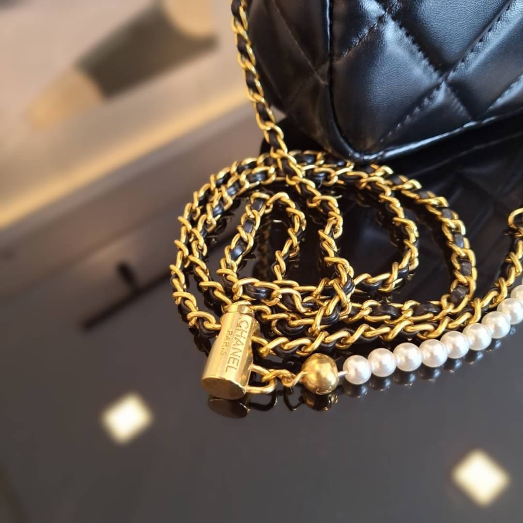 กระเป๋าสะพายข้างทรงยอดนิยม สวยหรู CHANEL VIP แบรนด์ดัง ตัวกระเป๋าหนังนิ่ม ขนาดกำลังน่ารัก อะไหล่ทองเข้มวินเทจ ด้านหน้าประดับโลโก้แบรนด์สีทอง