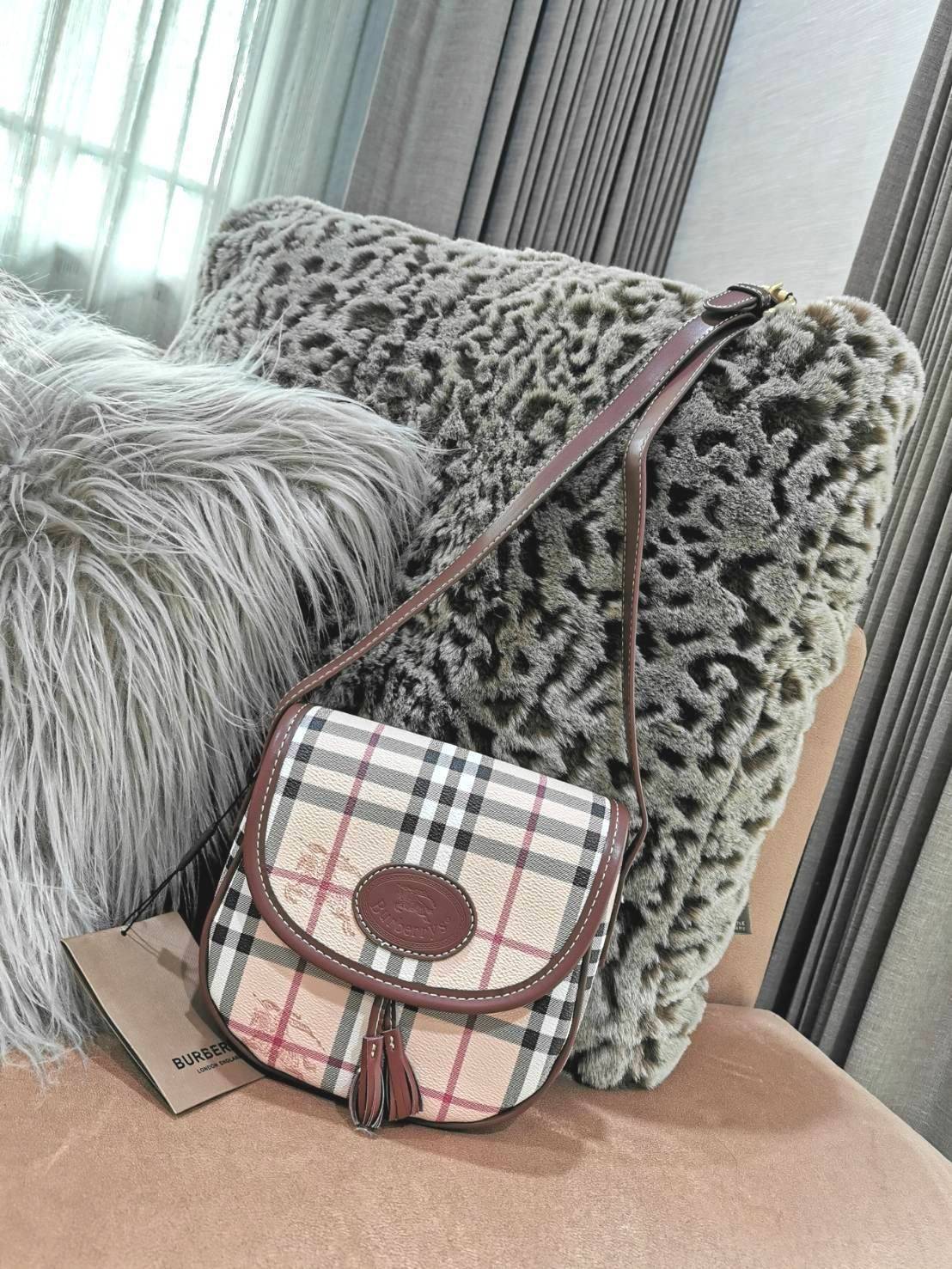 BURBERRY FRAGRANCES VINTAGE CROSSBODY BAG GiFT WITH PURCHASE (GWP) กระเป๋าสะพายพรีเมี่ยมกิ๊ฟ Limited Edition จากเคาน์เตอร์ BURBERRY FRAGRANCES วัสดุหนังแท้ขึ้นลาย Burberry Vintage Signature สวยหรูสุดคลาสสิค เปิดปิดฝาปิดกระดุมแม่เหล็ก ภายในมีโลโก้และช่องซิ