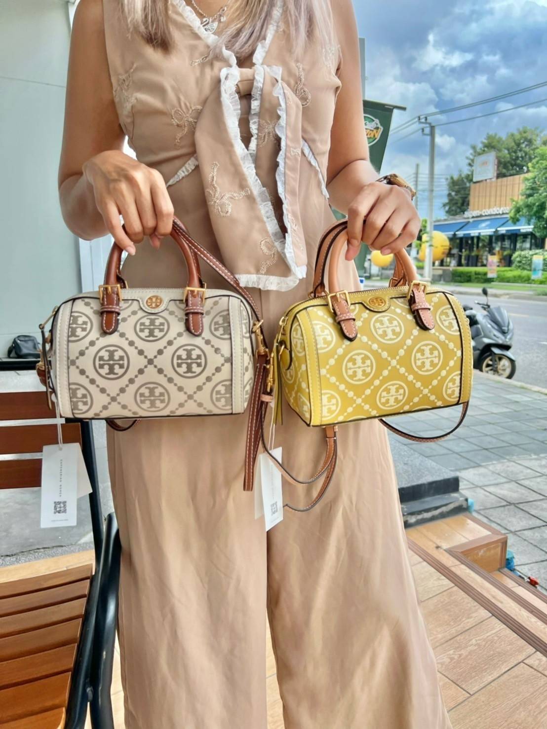Tory Burch T-Monogram Mini Embossed Wine Bucket Bag / Tory Burch Mini Bucket กระเป๋าถือหรือสะพายไหล่ ทรงหมอนขนาดเล็ก ประดับด้วยลวดลายอันเป็นสัญลักษณ์ของแบรนด์ ถูกประดิษขึ้นด้วยความพิถีพิถันวัสดุหนังอย่างดี ด้านในบุด้วยหนังไมโครซูแอคเนื้อนุ่มทำความสะอาดง่า