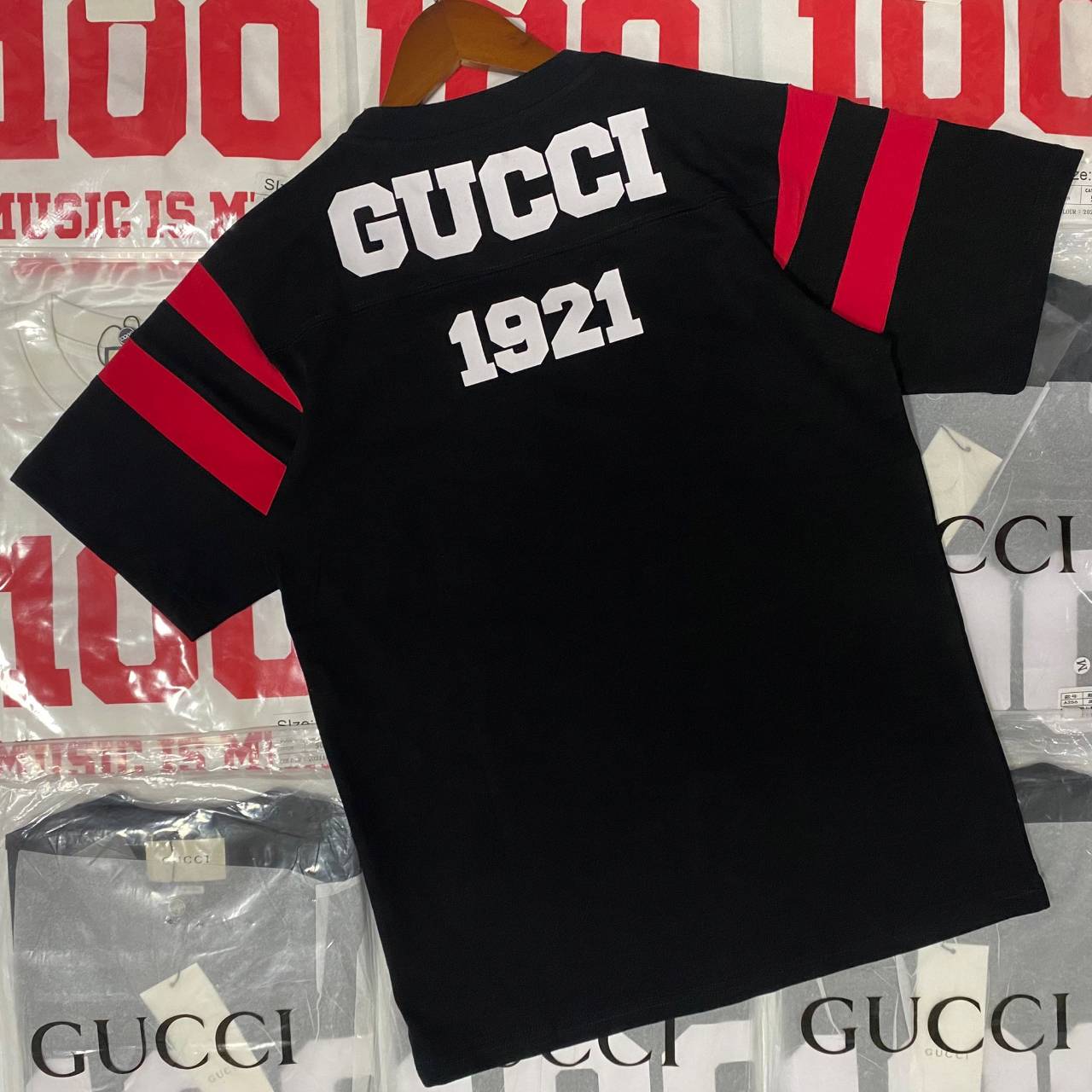 Gucci T-Shirt ภาพสินค้าจริง พร้อมส่งที่ไทย 100ปี Collection สวยยบาดใจ ผ้าเด้งงง นุ่ม ลื่นน ต้องมี !!ดาวิยังใส่ค้า เป๊ะสุดจริงๆ เสื้อยืด งานน่ารักมาก ผ้าเด้งใส่สบายมากกกก ห้ามพลาดเลยนะคะ ใส่สบายสุดๆ