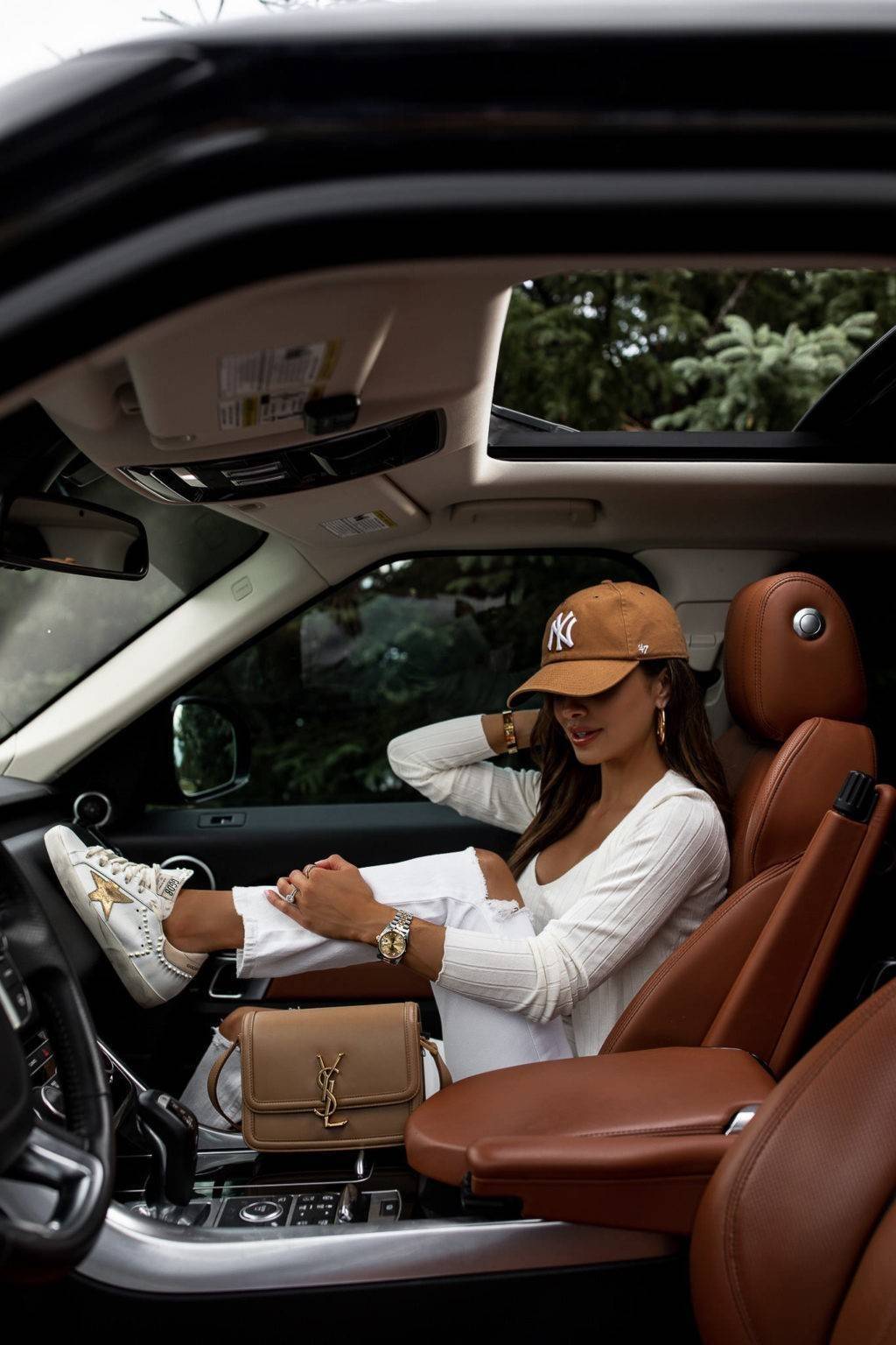 YSL SOLFERINO SATCHEL LEATHER / Yves Saint laurent crossbody bag กระเป๋าสะพายข้าง โลโก้โดดเด่น ดีเทลดูแพงด้วยตัวล็อค ใช้งานง่าย แน่นหนา วัสดุหนังแท้เต็มใบ ภายในเป็นช่องโล่ง ใส่ของสำคัญได้เลยสบายๆ สายสะพายครอส ปรับใช้ได้ตามตัว ใบจริงสวยคม ราคาสุดคุ้มพร้อม 