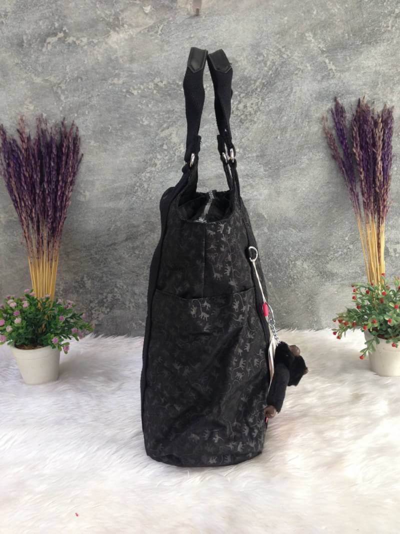 Kipling รุ่น Cicele กระเป๋าสะพายไหล่ใบใหญ่ สวยน่ารัก ตัวกระเป๋าด้านในเป็นช่องโล่งแบบปิดเปิดด้วยซิป มีช่องซิปด้านใน ด้านข้างกระเป๋า มี 2 ช่อง ปิดเปิด ด้วยเทป พร้อมที่ใส่โทรศัพท์ ปากกา และ MP 3 ในส่วนด้านใน และ ด้านข้างกระเป๋า ซ้าย-ขวา เป็นช่องขนาดเล็กสำหรั