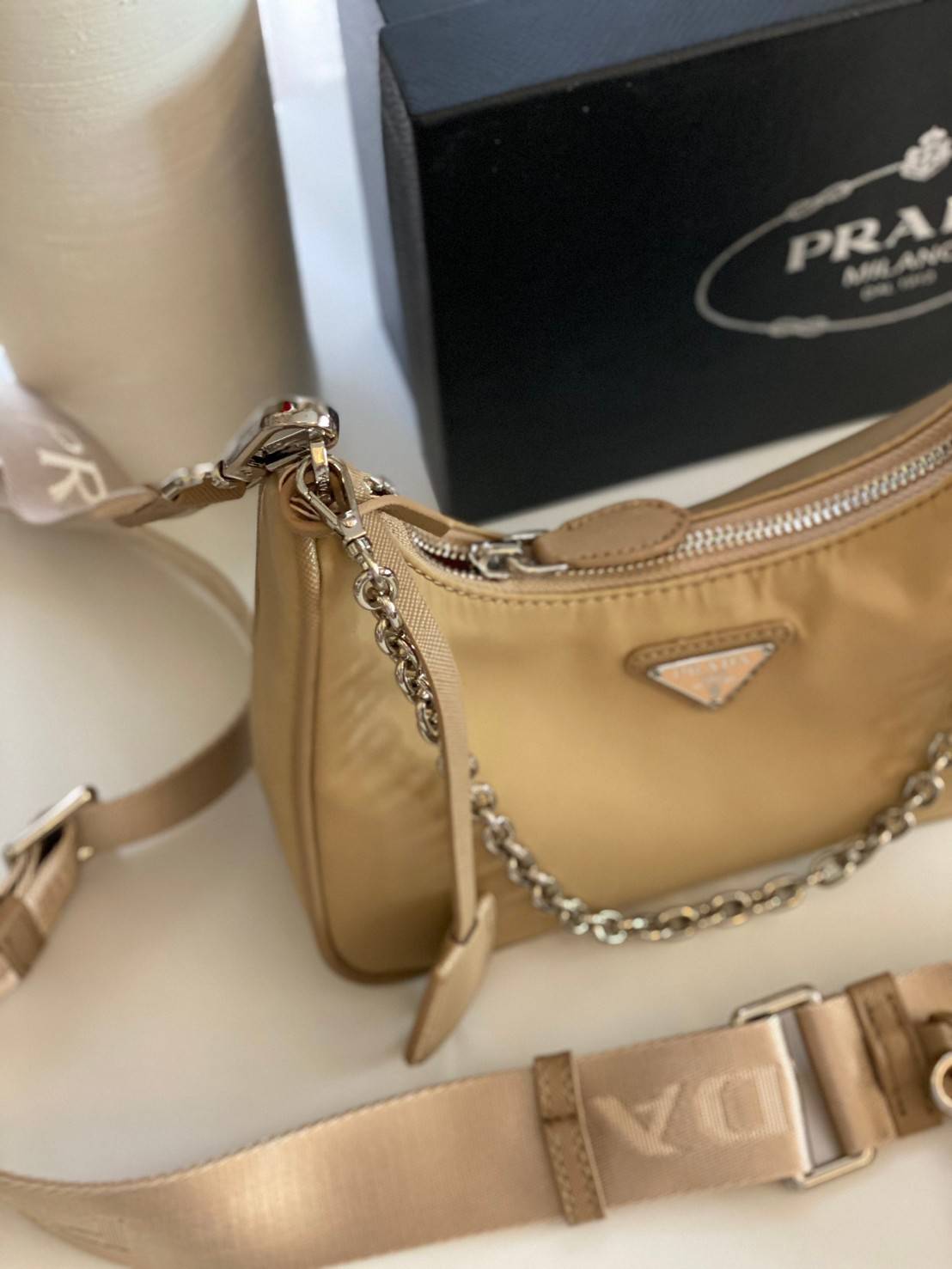 พรีเมี่ยมกิ๊ฟแท้ 100% 】PRADA Re-Edition 2005 nylon shoulder bag [cream]