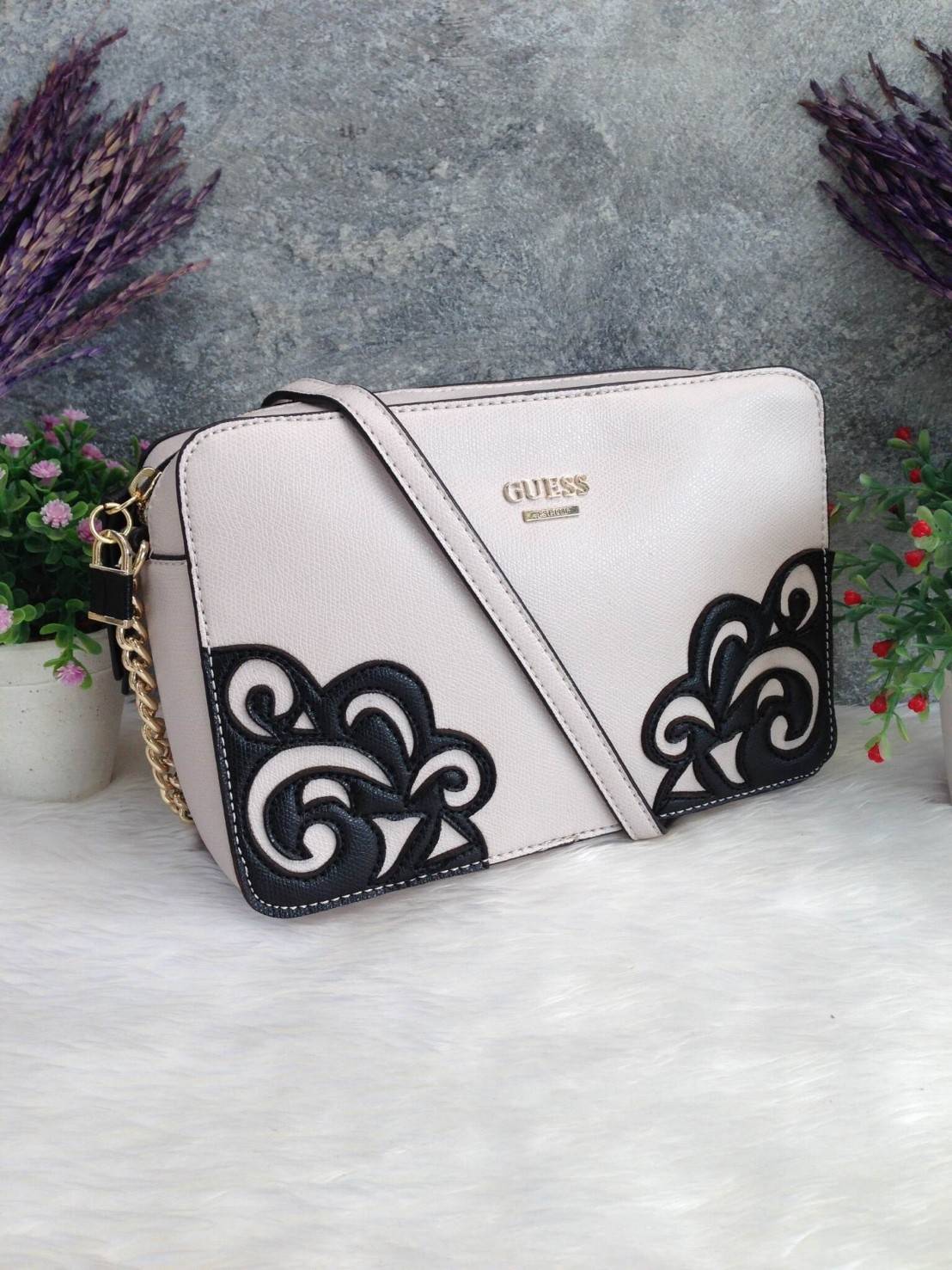 GUESS CROSSBODY DEVYN BAG 2018 กระเป๋าสะพายรุ่นใหม่ล่าสุดทรงเหลี่ยมหนังสวยอยู่ทรงด้านหน้ามีโลโก้และปักหนังขึ้นลายนูน สวยเก๋ดูมีดีเทลเปิดปิดด้วยซิปประดับแม่กุญแจ ภายในโล่งกว้างใส่กระเป๋าสตางค์ใบยาว มือถือ ของจุกจิกได้เยอะ มีช่องซิปและช่องใส่ของจุกจิก ซับใน