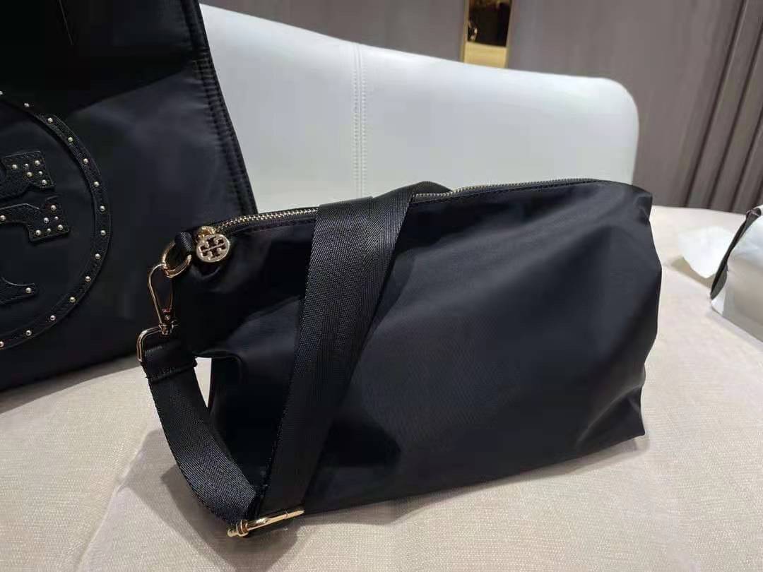 TORY BURCH ELLA TOTE BAG *BUY1GET1 สวยคุ้มในราคาสบายกระเป๋า‼️ กระเป๋าทรง SHOPPING วัสดุ NYLON ทั้งใบตัดด้วยหนัง SAFFIANO ดำ ตกแต่งด้วยหมุดรอบโลโก้แบรนด์ ด้านในบุผ้าปั้มแบรนด์ เปิดปิดด้วยกระดุมแม่เหล็ก ช่องกว้างหลักหนึ่งช่องและช่องซิปอีกช่อง พร้อมช่องใส่ขอ