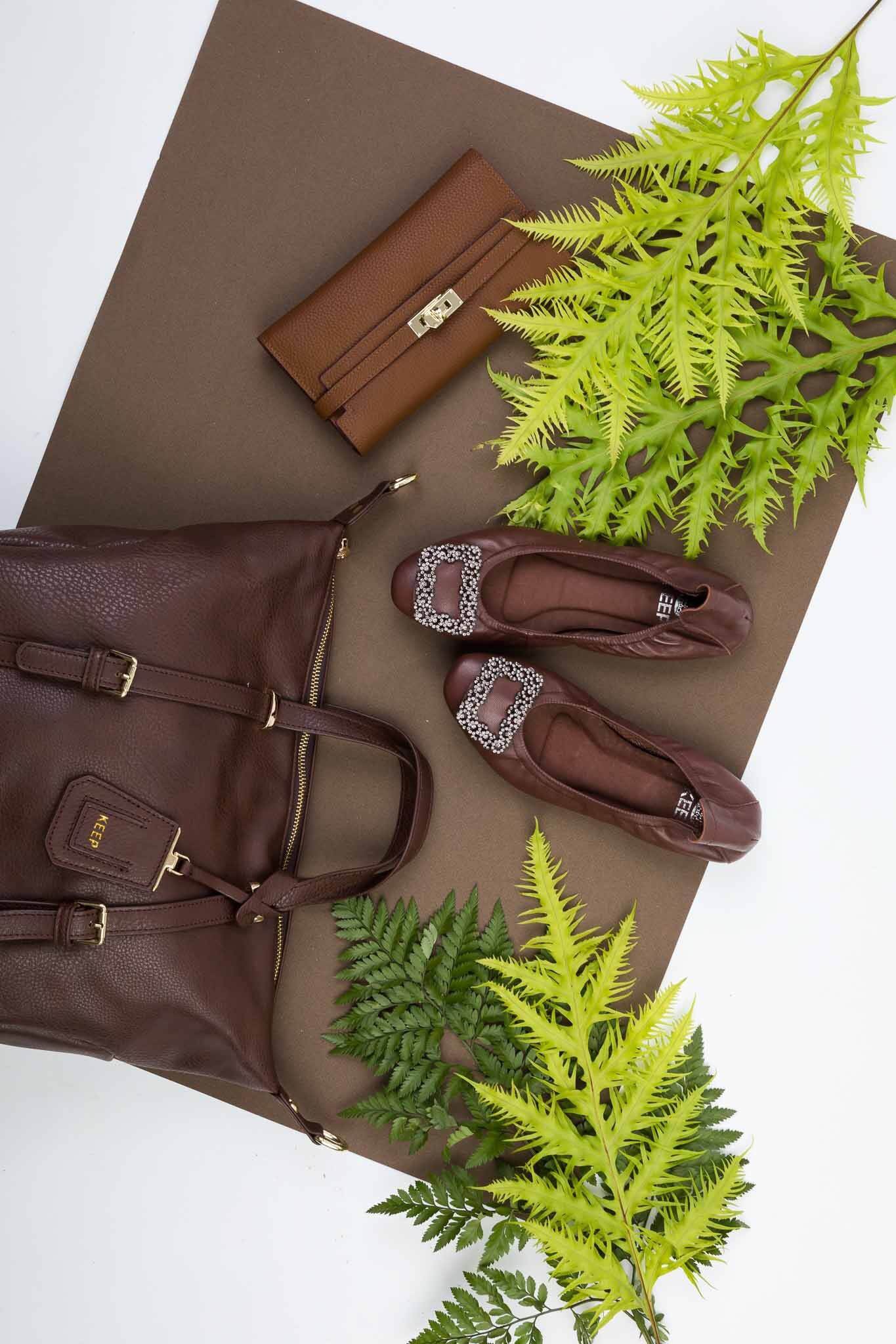 New In กับรองเท้า KEEP รุ่น BALELA FLAT SHOES ดีเทลรองเท้า = รองเท้า หนังแกะแท้ทั้งคู่ ( ด้านนอก และ ซับในด้านใน ) ผิวสัมผัสละเอียด ใส่แล้วสบายเท้ามากๆ มากๆค่า =รุ่นนี้ หน้าเท้ากระชับเก็บรูปเท้า เน้นช่วงเท้าเรียวขึ้น = พื้นรองเท้า เสริมแผ่นรองเท้า หนา - น